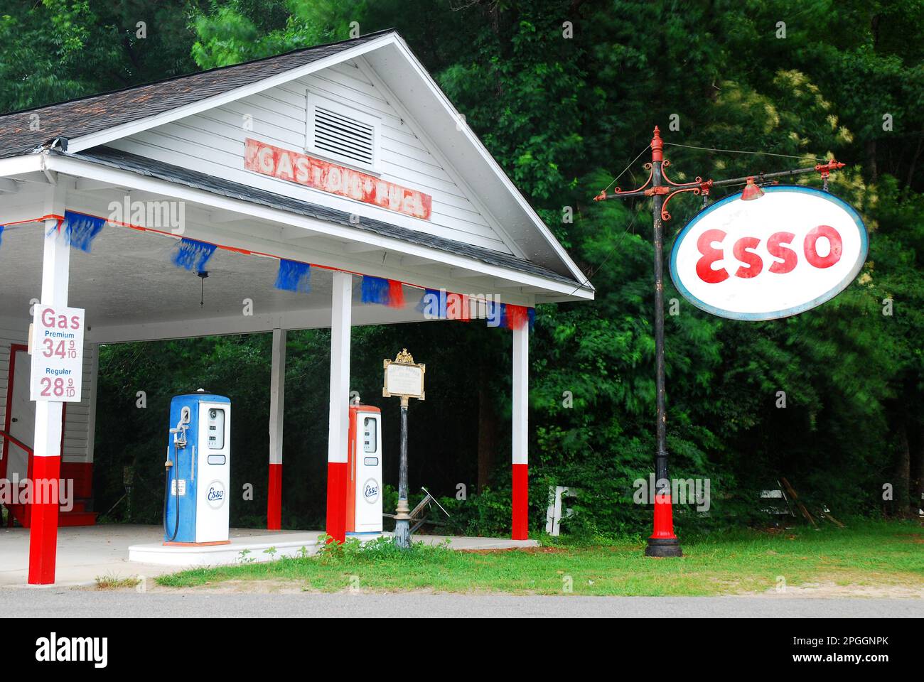 Eine alte Tankstelle, die noch immer ein historisches Esso-Retro-Schild trägt, ist immer noch eine Attraktion in South Carolina Stockfoto