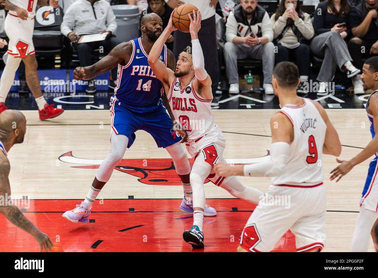 Chicago, USA. 22. März 2023. Chicago, USA, 22. März 2023: Zach LaVine (8 Chicago Bulls) fährt während des Spiels zwischen den Chicago Bulls und Philadelphia 76ers am Mittwoch, den 22. März 2023 im United Center, Chicago, USA zum Basketball. (KEINE KOMMERZIELLE NUTZUNG) (Shaina Benhiyoun/SPP) Guthaben: SPP Sport Press Photo. Alamy Live News Stockfoto