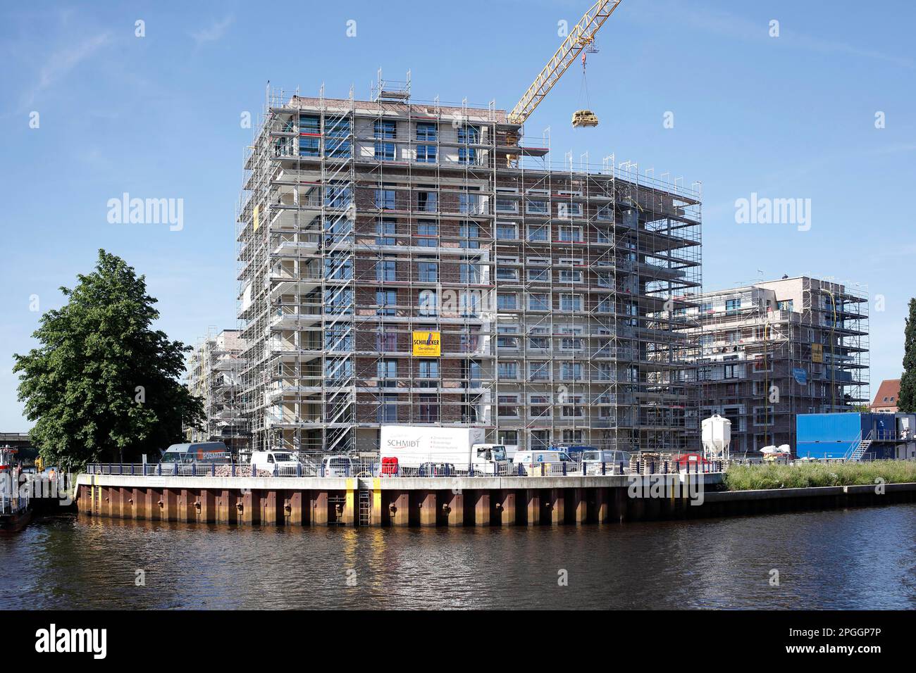 Modernes Wohngebäude an der Hunte, Baustelle, Baukräne, Neubau, Oldenburg in Oldenburg, Niedersachsen, Deutschland Stockfoto