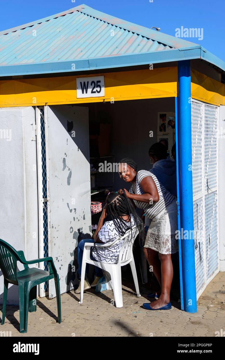 Friseurin, Soweto Market, Windhoek, Namibia, Windhoek Stockfoto