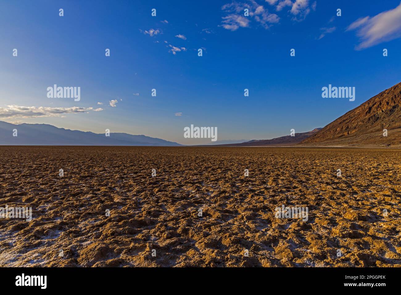 Vom Salt Flats Trail im Badwater Basin, Death Valley National Park, Kalifornien, USA, aus haben Sie einen Blick auf die salzverkrusteten Schlammflächen. Stockfoto
