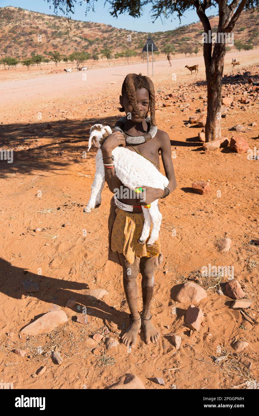 Himba-Kind mit Ziege, Kaokoveld, Namibia Stockfoto