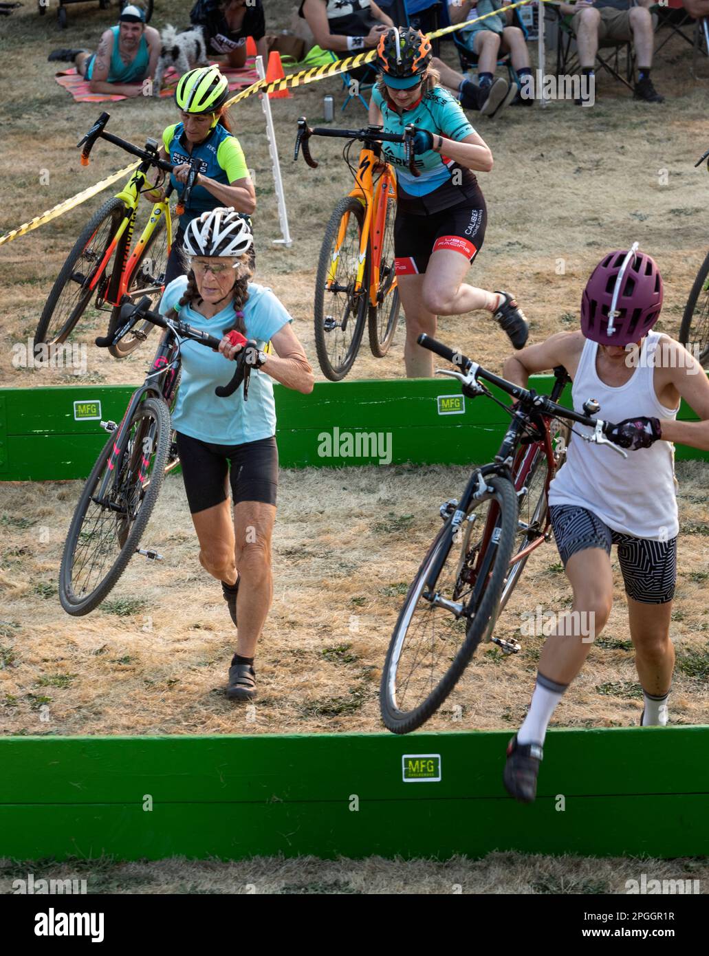 WA24018-00....Washington - Seniorenbürger Vicky Spring tritt in einem Cyclocross-Rennen im Westen Washingtons an. Stockfoto