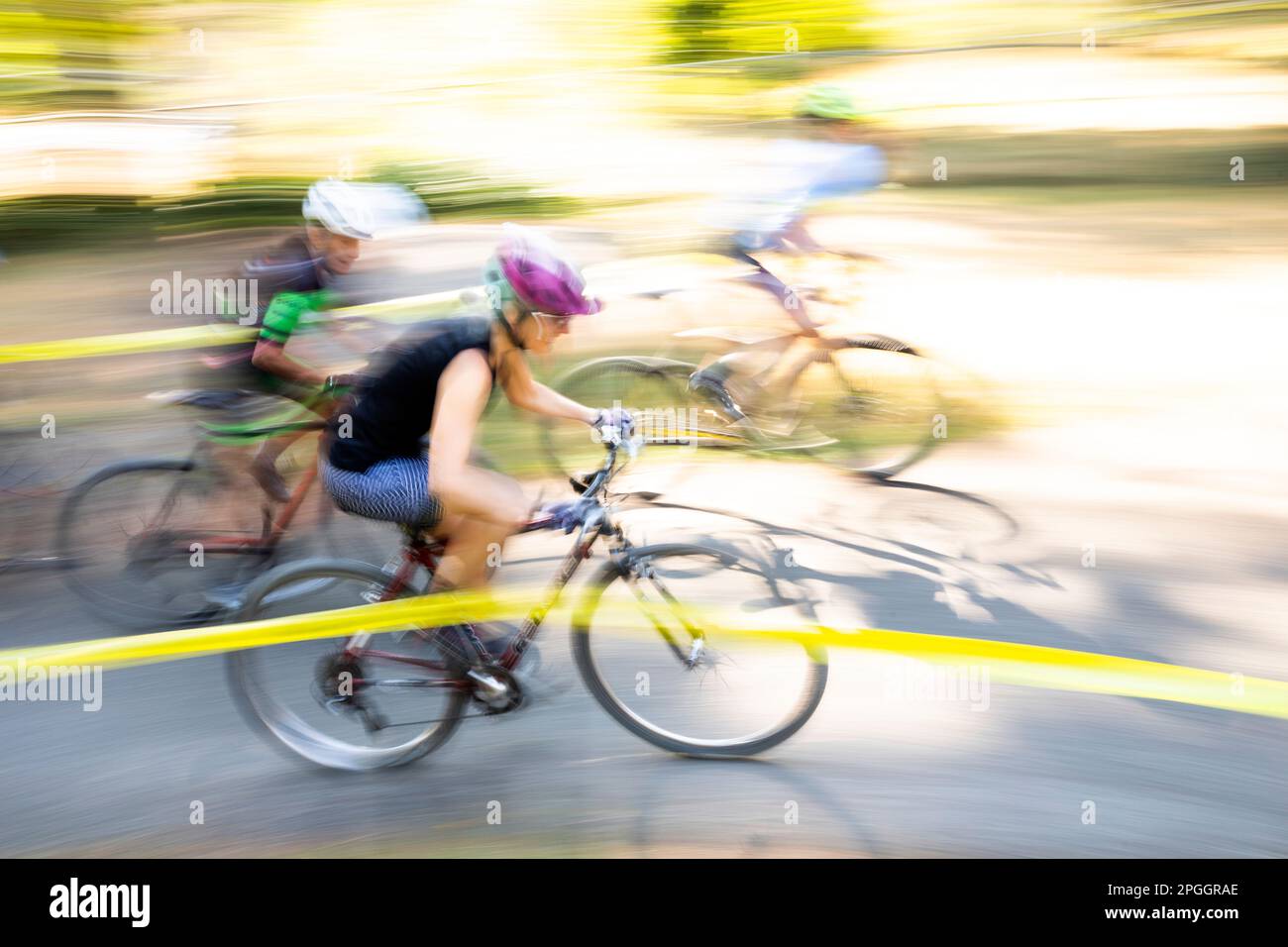 WA24038-00... Washington - Frauen, die in einem Cyclocross-Rennen in West-Washington mitmachen. Stockfoto