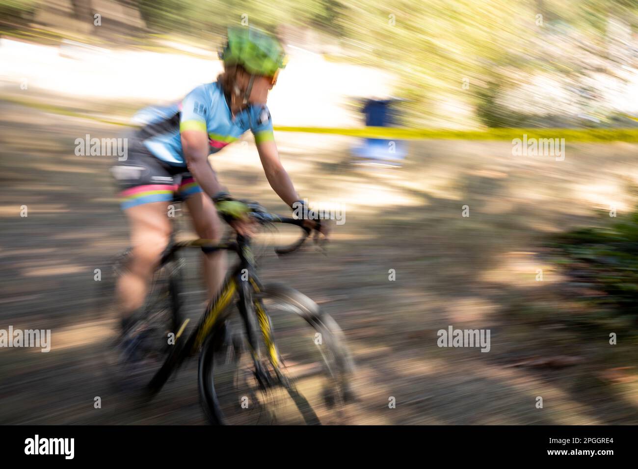 WA24041-00... Washington - Frau, die an einem Cyclocross-Rennen in West-Washington teilnimmt. Stockfoto