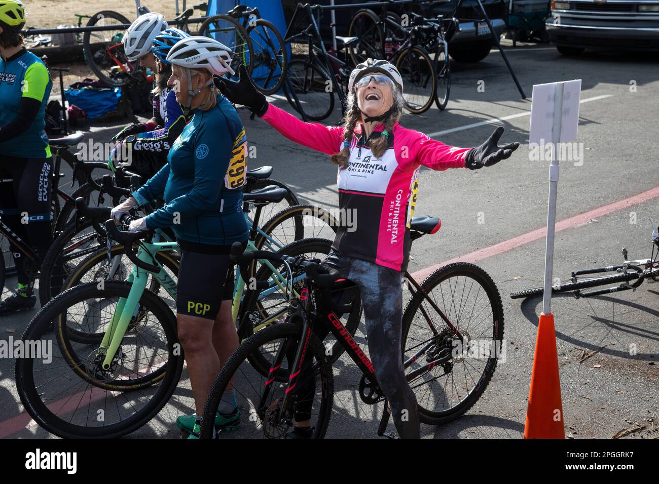 WA24048-00....Washington - Senioren (69) genießen die Sonne, während sie an einem Cyclocross-Rennen in West-Washington teilnehmen. Stockfoto