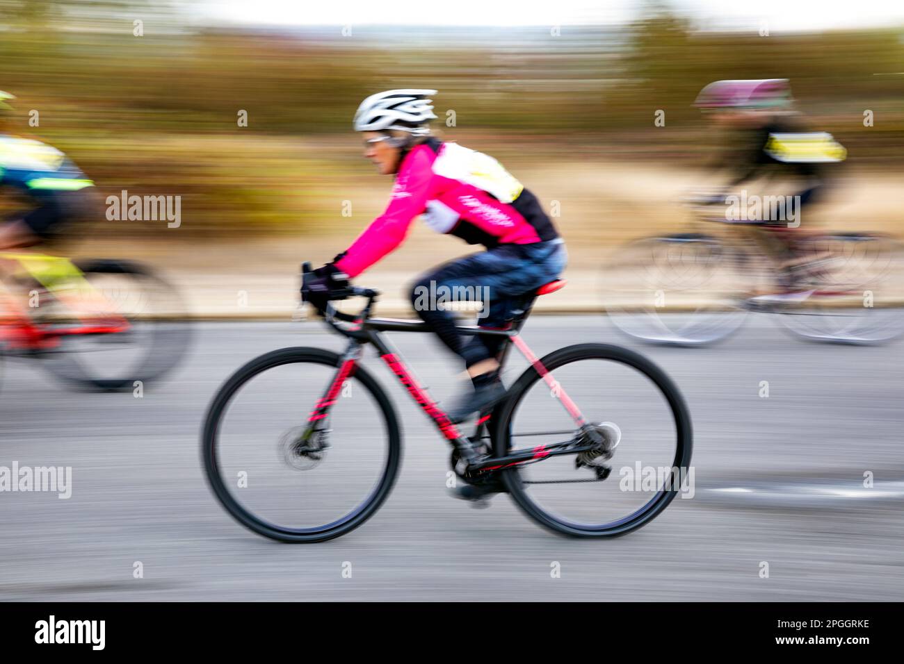 WA24050-00....Washington - Seniorenbürgerin Vicky Spring (69) nimmt an einem Cyclocross-Rennen in West-Washington Teil. Stockfoto