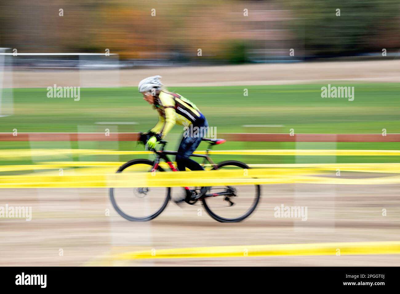 WA24068-00....Washington - Seniorenbürgerin Vicky Spring (69) nimmt an einem Cyclocross-Rennen in West-Washington Teil. Vicky in Gelb. Stockfoto