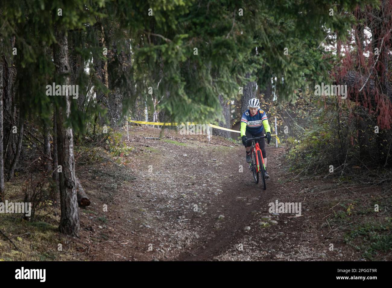 WA24086-00... Washington - Seniorenbürger Fran, 80 Jahre alt, nimmt an einem Cyclocross-Rennen in West-Washington Teil. Stockfoto