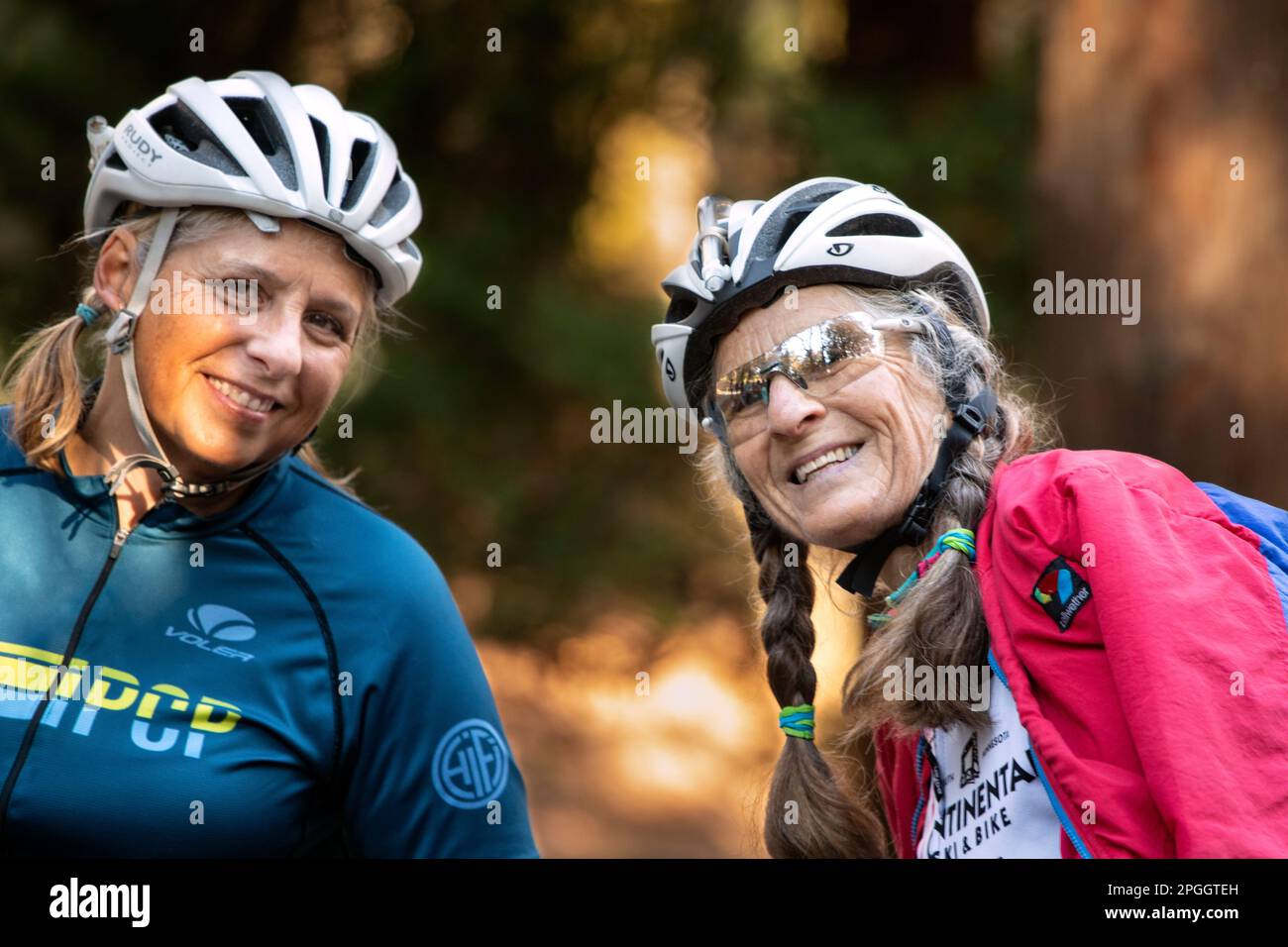 WA24097-00....Washington - Senior Cyclest Vicky Spring (69) tritt in einem Cyclocross-Rennen in West-Washington an. Vicky in Pink. Stockfoto