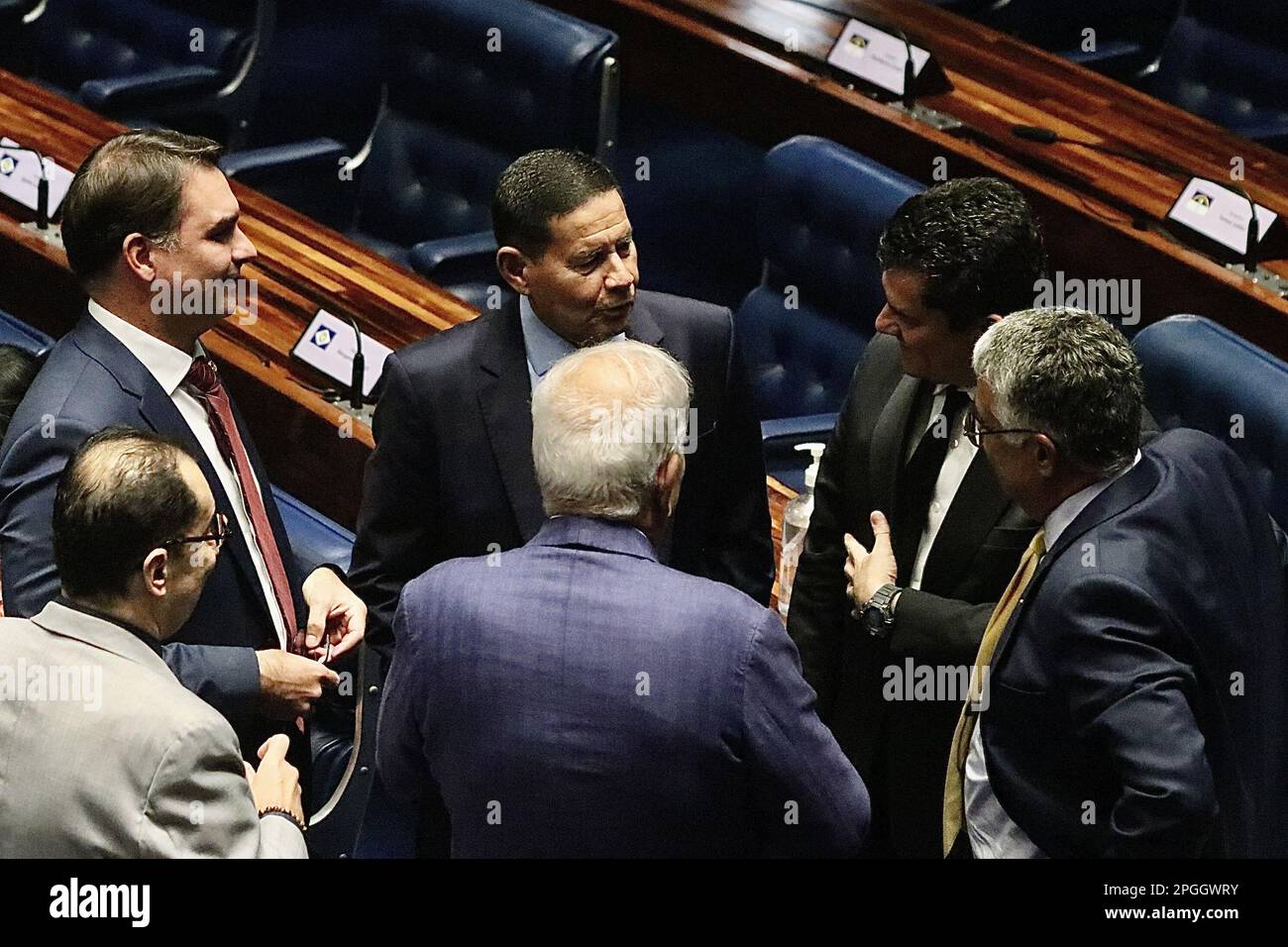 Brasilia, Distrito Federal, Brasilien. 22. März 2023. (INT) die brasilianischen Senatoren haben sich gegen den Plan des PCC zur Entführung von Senator Moro ausgesprochen. 22. März 2023, Brasilia, Bundesbezirk, Brasilien: Aufgrund der Operation der Bundespolizei gegen Mitglieder des PCC, die Senator Sergio Moro entführen und töten wollten, geben die Senatoren am Mittwoch (22) im Bundessenat eine Erklärung im Plenum ab. Kredit: Frederico Brasil/Thenews2 (Kredit: © Frederico Brasil/TheNEWS2 via ZUMA Press Wire) NUR REDAKTIONELLE VERWENDUNG! Nicht für den kommerziellen GEBRAUCH! Stockfoto