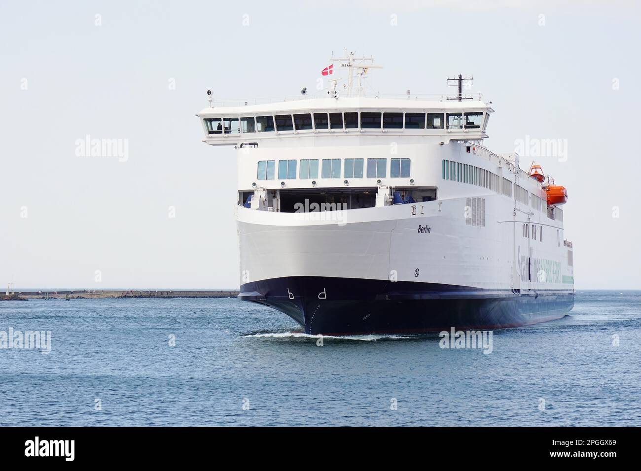 Rostock, Deutschland - 30. Mai 2016: Das brandneue Hybridschiff Scandlines Berlin, das von Gedser in Dänemark in Rostock Warnemunde eintrifft Stockfoto