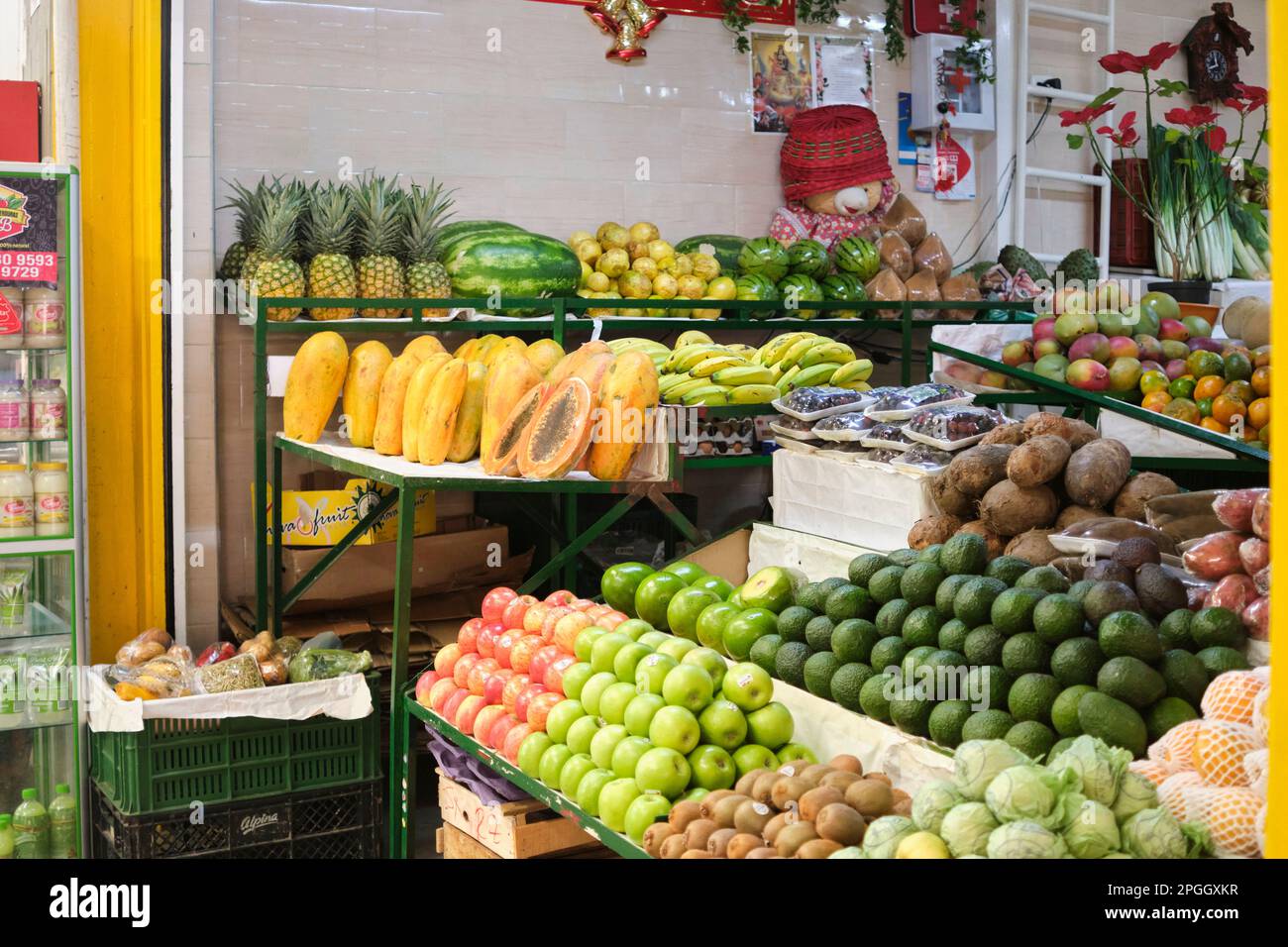 8. Januar 2023, Bogota, Kolumbien: Tropische Früchte zum Verkauf an einem Gemüsemarktstand, Papayas, Ananas, Bananen, Wassermelonen. Stockfoto