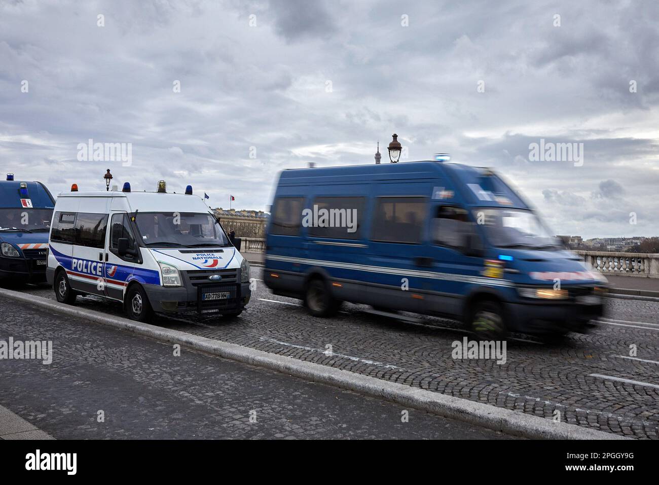 Paris, Frankreich. 22. März 2023. Polizeifahrzeuge, die in den Straßen von Paris herumfahren. Eine Gruppe von Parisern protestiert auf den Straßen der französischen Hauptstadt nach der Reform des Rentenalters. (Foto: Edgar Gutiérrez/SOPA Images/Sipa USA) Guthaben: SIPA USA/Alamy Live News Stockfoto