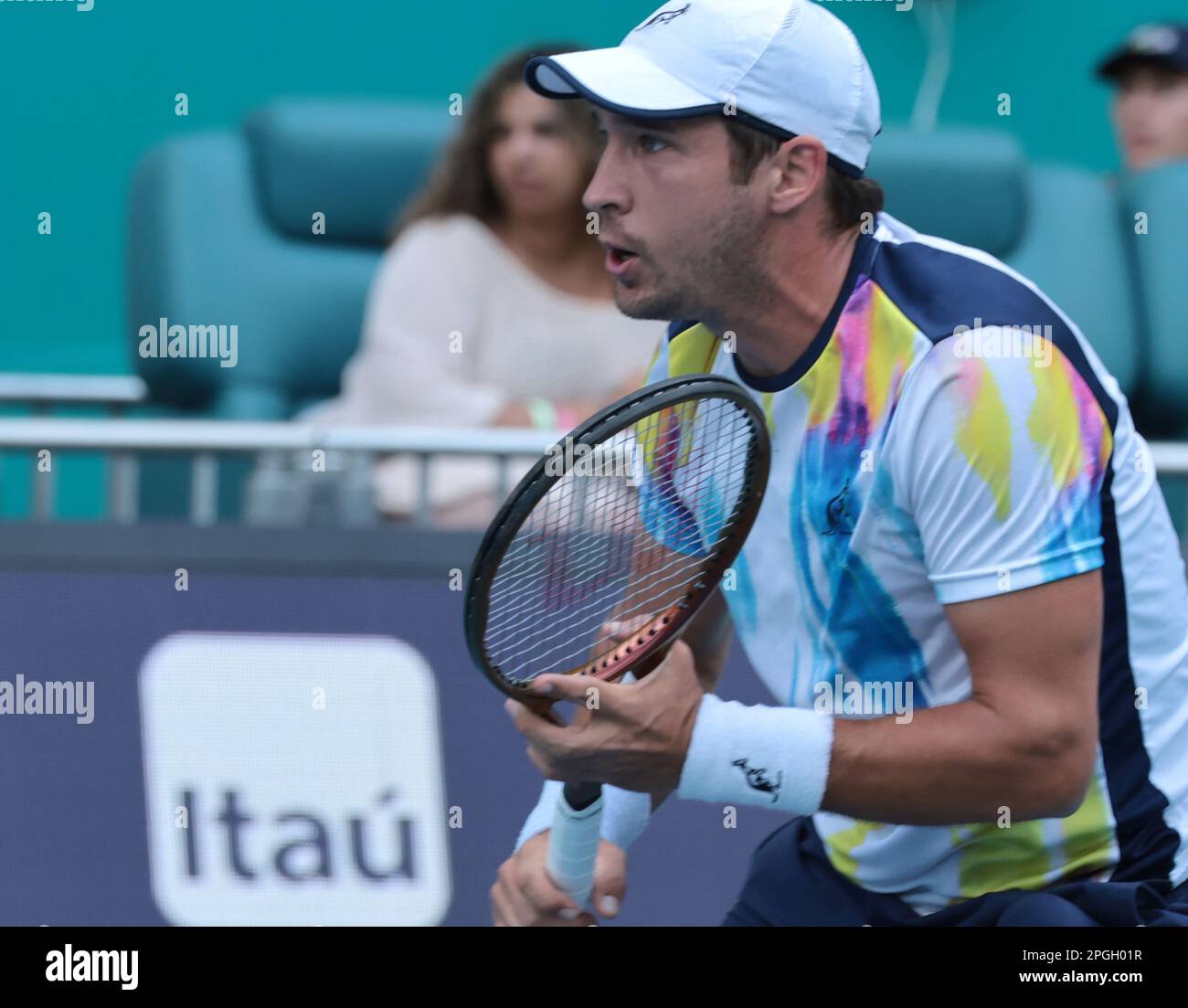 Miami Gardens, Usa. 22. März 2023. Dusan Lajovic aus Serbien wartet auf den Aufschlag von Andy Murray aus Großbritannien im zweiten Satz des dritten Spiels am Eröffnungstag der Miami Open im Hard Rock Stadium in Miami Gardens, Florida, am Mittwoch, den 22. März 2023. Lajovic besiegte Murray 6-4, 7-5. Foto: Gary i Rothstein/UPI Credit: UPI/Alamy Live News Stockfoto