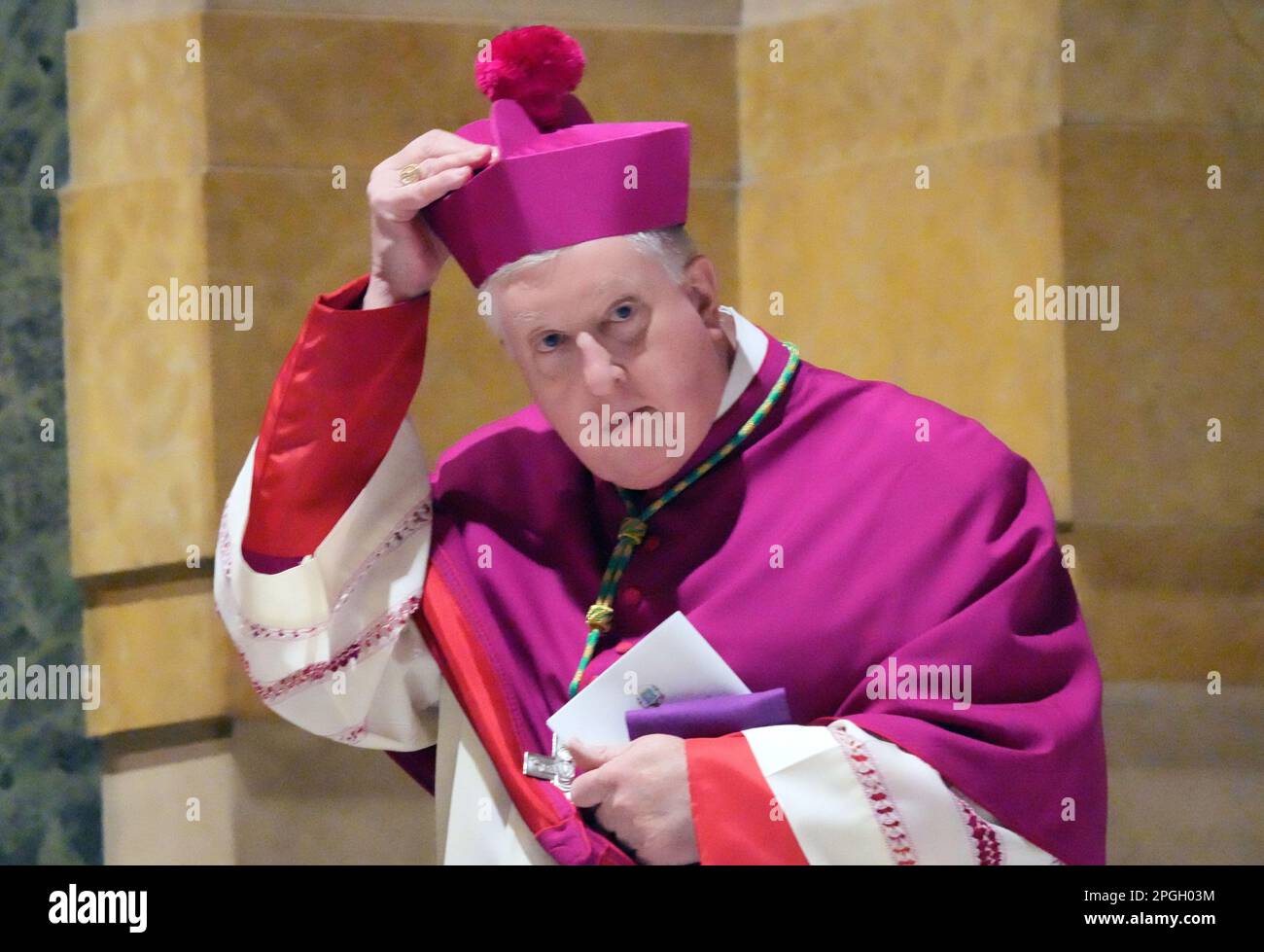 St. Louis, Usa. 22. März 2023. Erzbischof Mitchell Rozanski zieht seine Mitre ab, da der Gottesdienst in der Kathedrale St. beginnt Louis in St. Louis am Mittwoch, den 22. März 2023. Borys Gudziak, Erzbischof von Philadelphia und Metropolitan für ukrainische Katholische und Reverend Mitchell Rozanski, Erzbischof von St. Louis, haben sich zusammengetan, um eine griechisch-katholische Liturgie für den Frieden in der Ukraine zu führen, während der Krieg in der Ukraine ein zweites Jahr beginnt. Foto: Bill Greenblatt/UPI Credit: UPI/Alamy Live News Stockfoto