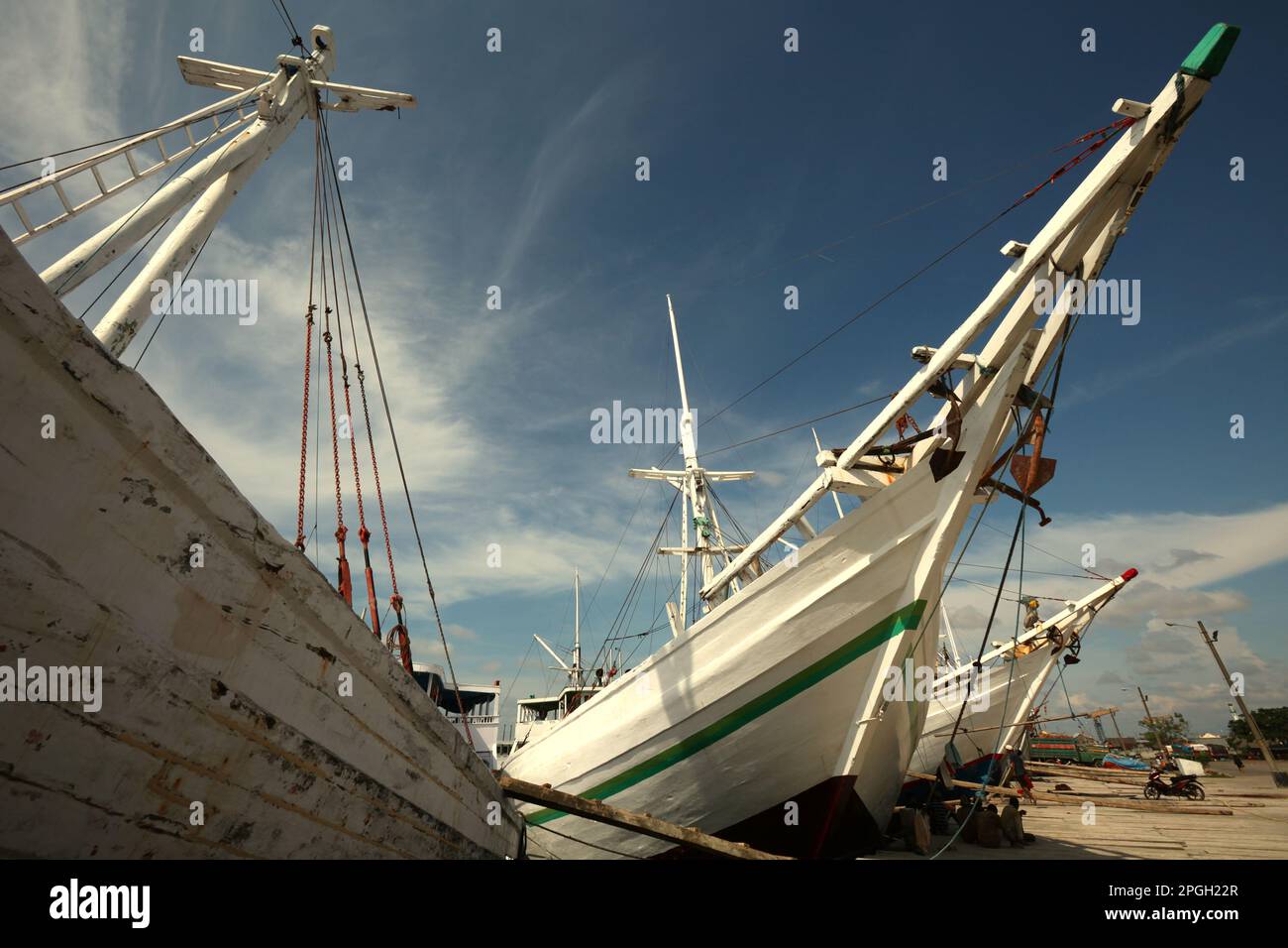 Pinisi-Boote im Hafen von Paotere in Ujung Tanah, Makassar, Süd-Sulawesi, Indonesien. Stockfoto