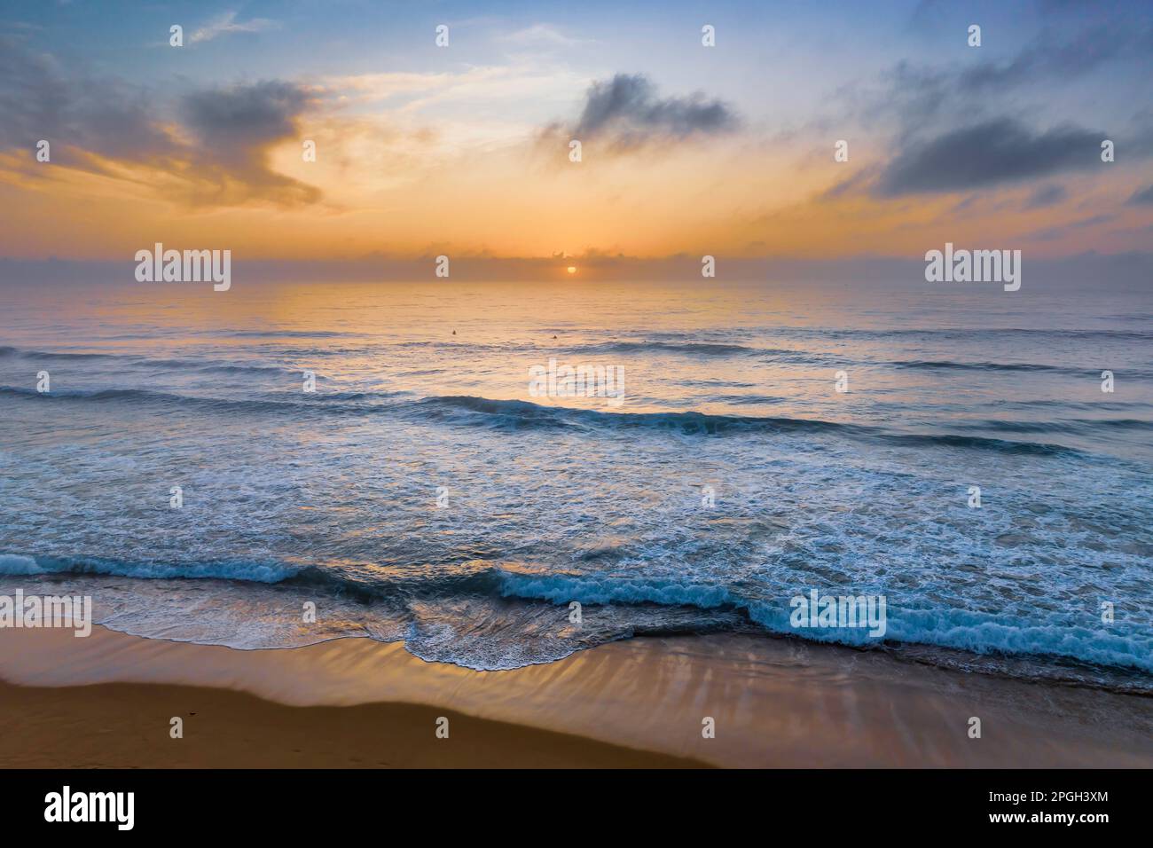 Sonnenaufgang mit Wolken, Nebel und Dunst am Wamberal Beach an der Central Coast, NSW, Australien. Stockfoto