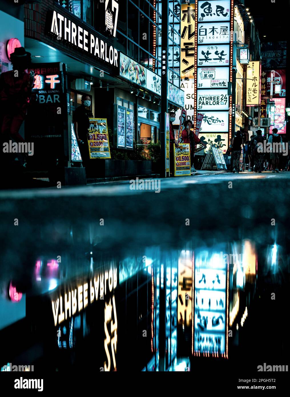 16. Juli 2022: Regnerische Nachtszene in einem Rotlichtviertel in Shinjuku Tokyo, Japan. Straßen voller Restaurants, Bars und Clubs. Stockfoto
