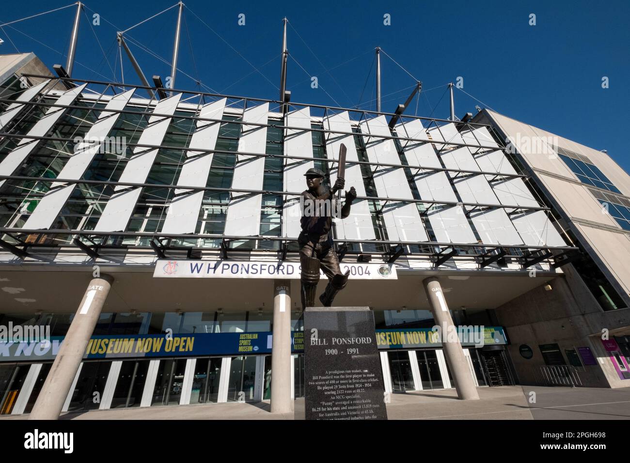 Eine Gedenkstatue der Cricket-Legende Bill Ponsford vor dem MCG in Melbourne, Victoria, Australien Stockfoto