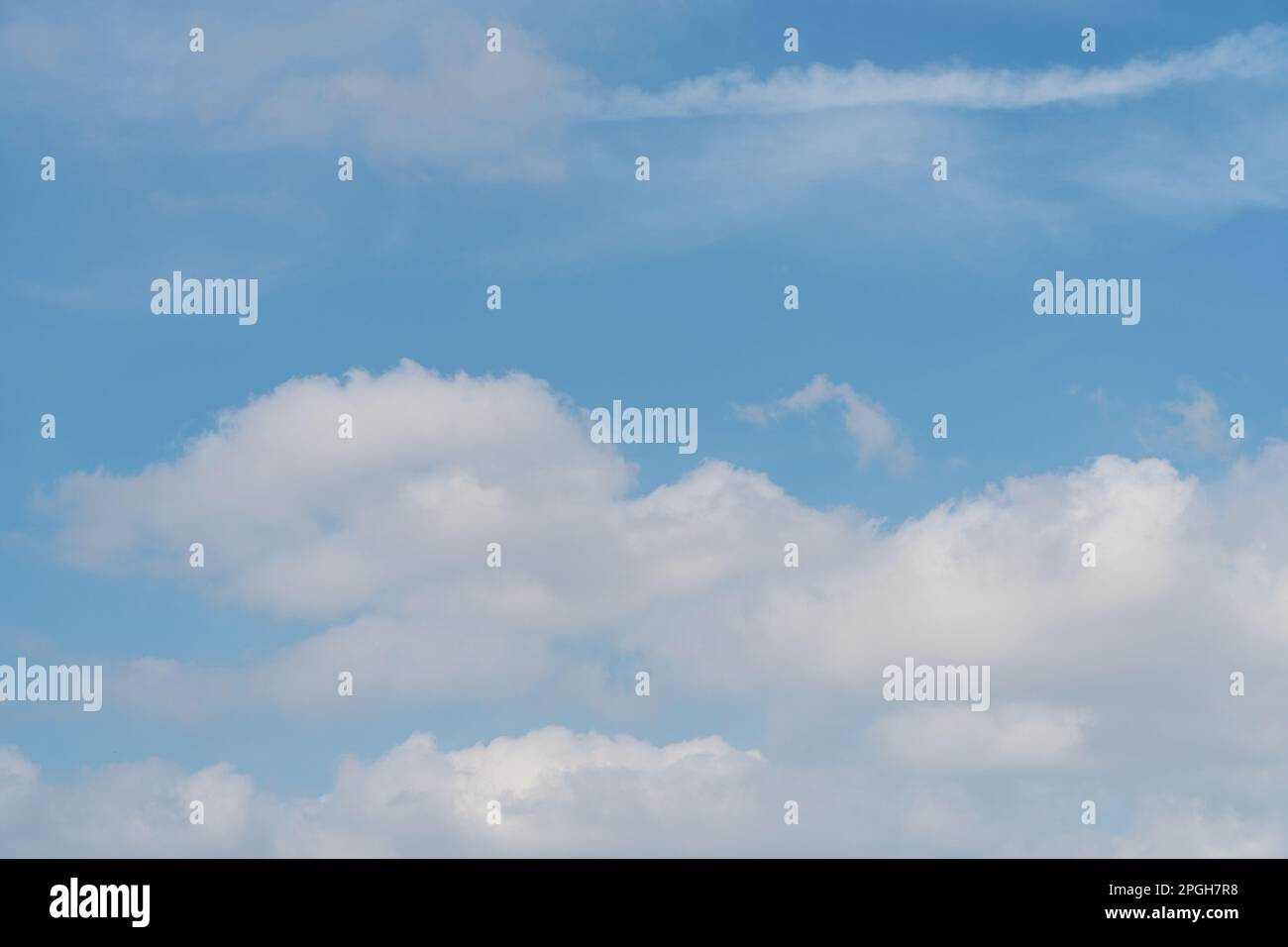 Wunderschöner blauer Himmel mit großen weißen, geschwollenen Wolken. Wolkenwelt und Himmelshintergrund Konzept. Stockfoto