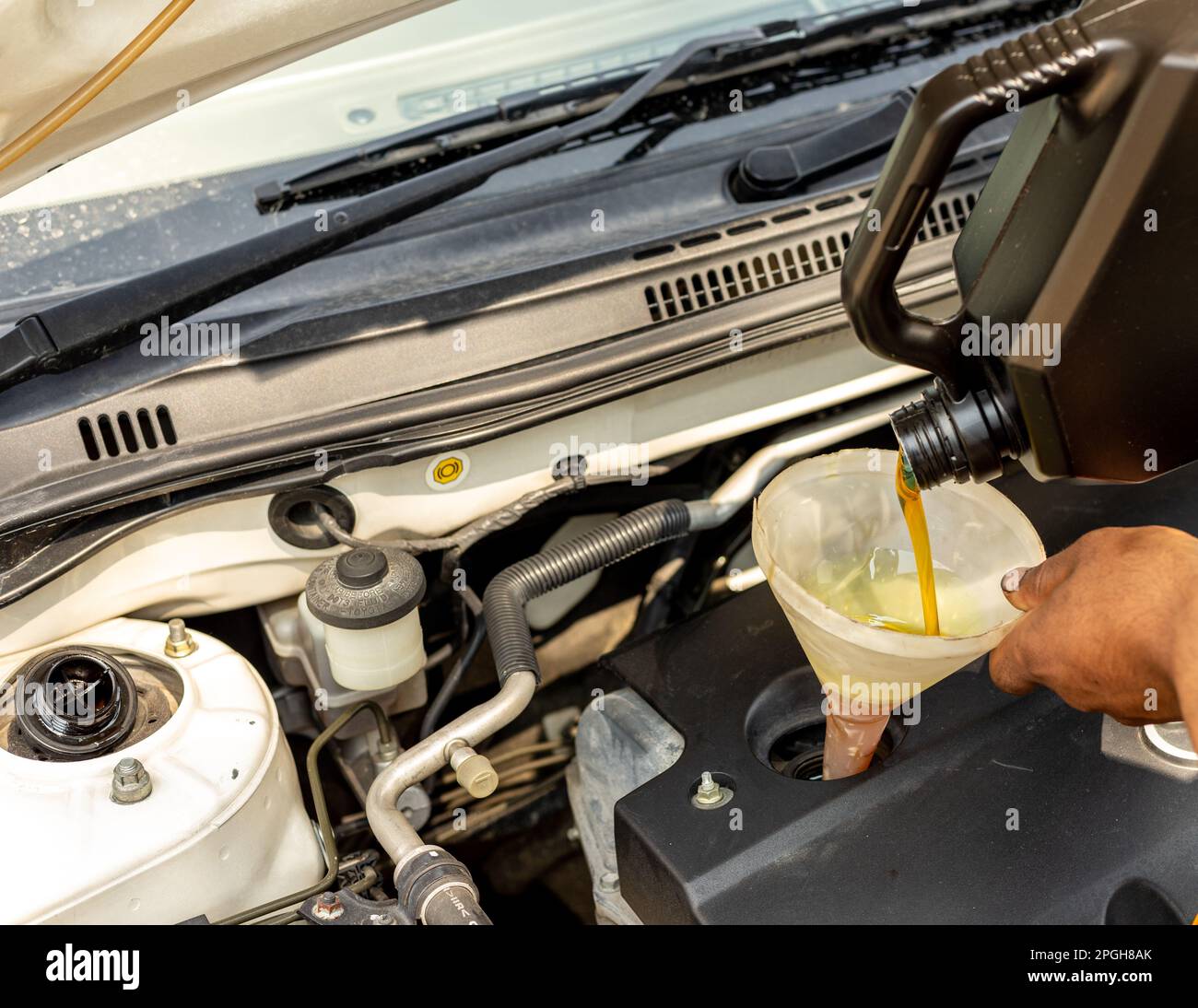 Mechaniker ist Ölwechsel im Auto mit alten Plastikflasche als Trichter  Stockfotografie - Alamy