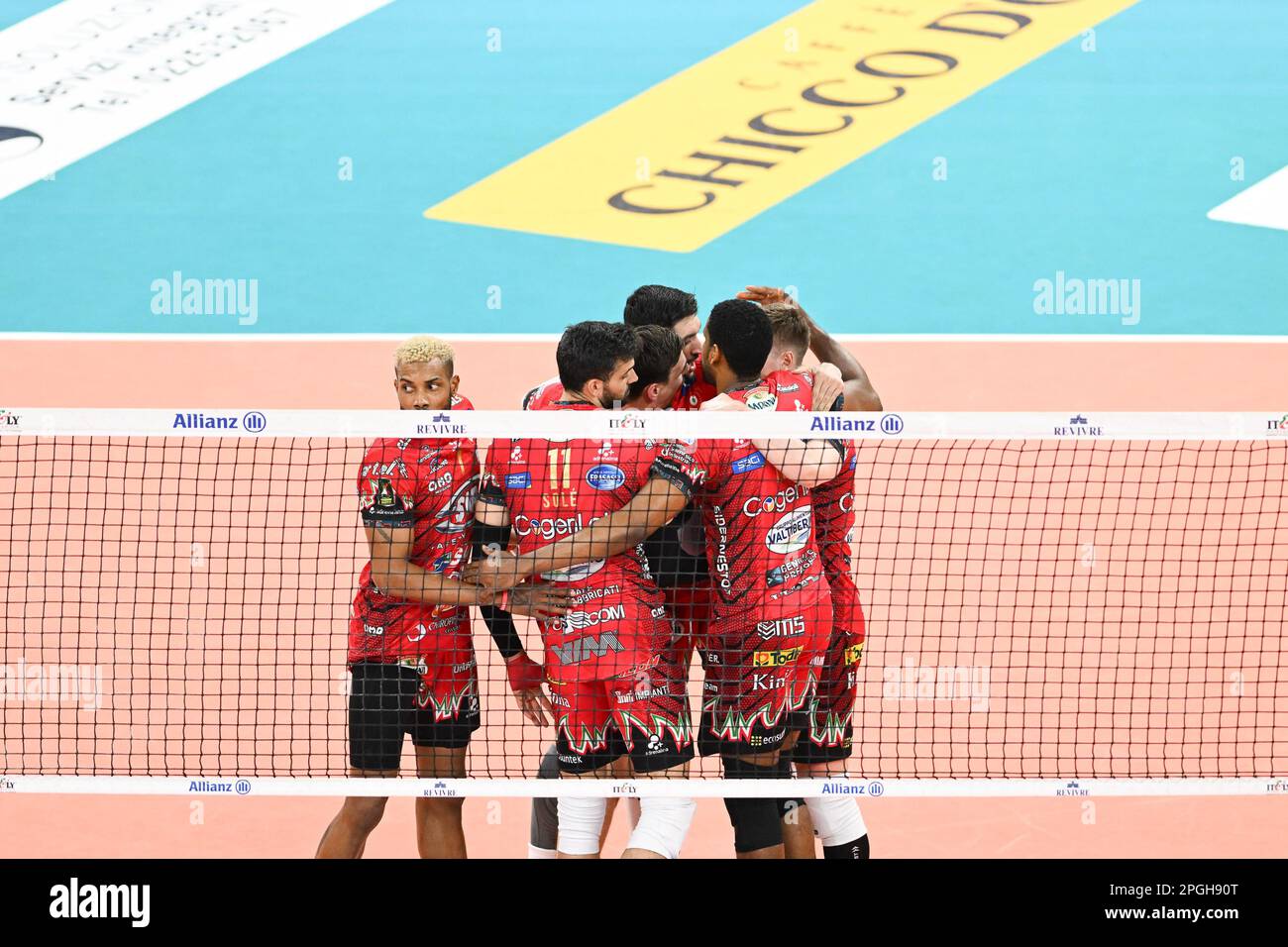 Die Spieler von Sir Safety Volley Perugia feiern, nachdem sie während der italienischen Serie A Men SuperLeague Championship Play Off – Allia – einen Punkt erzielt haben Stockfoto