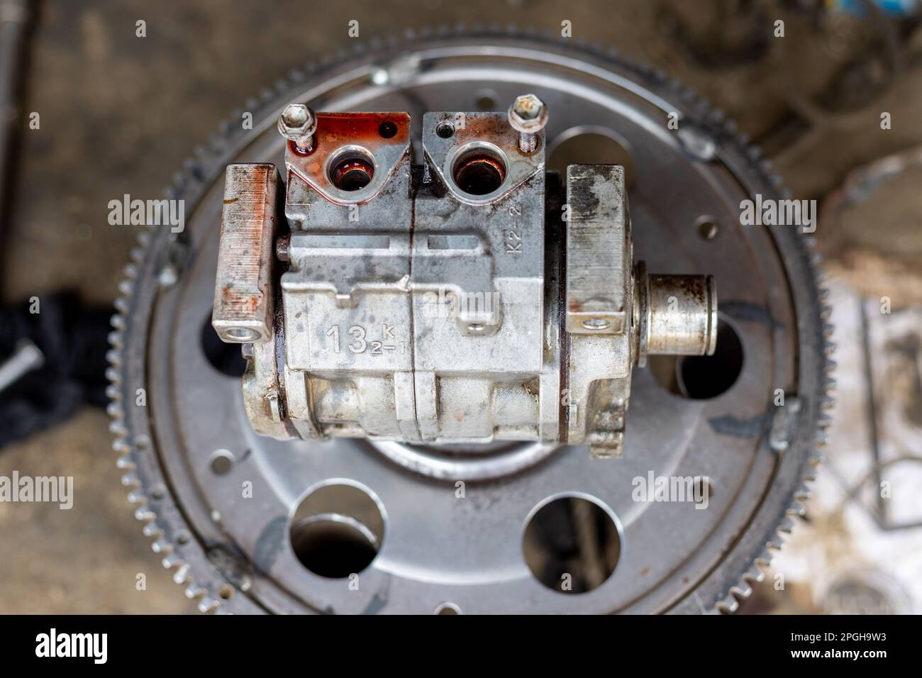 Prüfung und Reparatur des Luftkompressors des Fahrzeugs in der Werkstatt Stockfoto