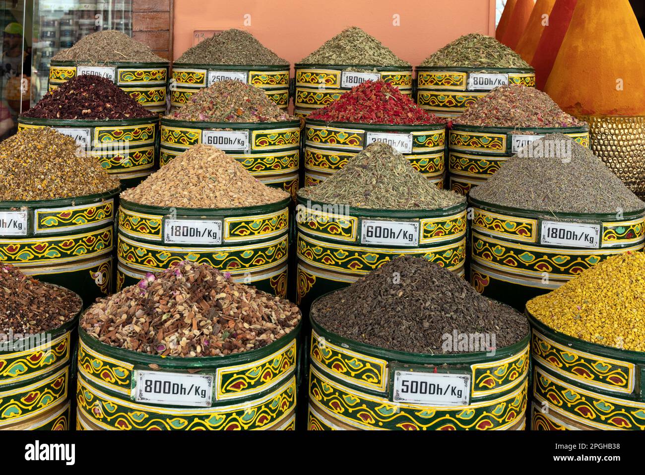 Blick auf Gewürzfässer in einem Geschäft in Marrakesch, Marokko Stockfoto