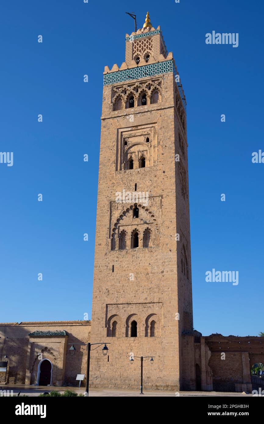 Vertikale Ansicht der berühmten Koutoubia Moschee, Marrakesch, Marokko. Stockfoto