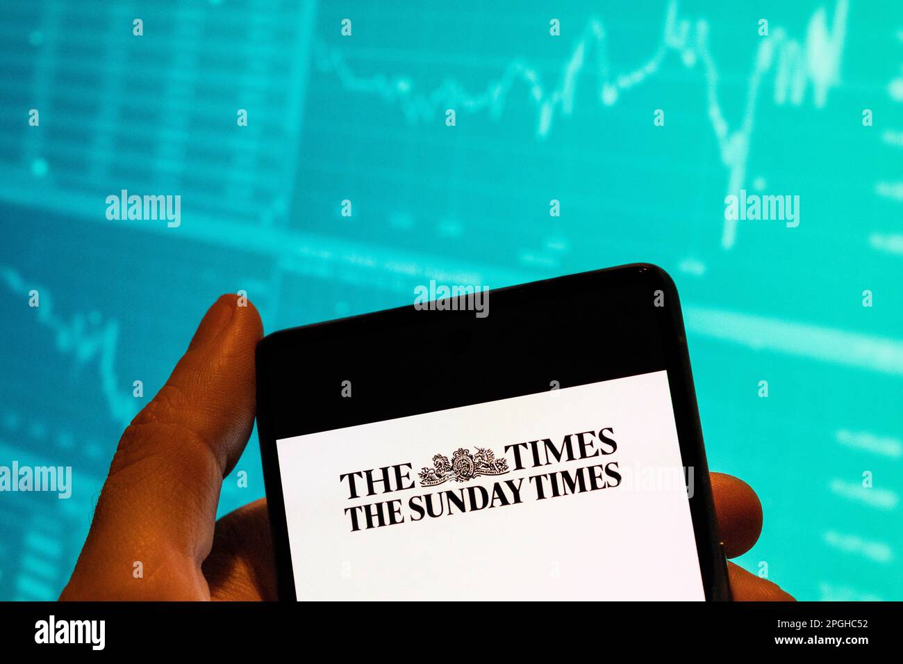 China. 15. Februar 2023. In dieser Fotoabbildung, der britischen Sonntagszeitung, wird das Logo der Sunday Times auf einem Smartphone mit einer Grafik des Börsenindex im Hintergrund angezeigt. (Kreditbild: © Budrul Chukrut/SOPA Images via ZUMA Press Wire) NUR REDAKTIONELLE VERWENDUNG! Nicht für den kommerziellen GEBRAUCH! Stockfoto