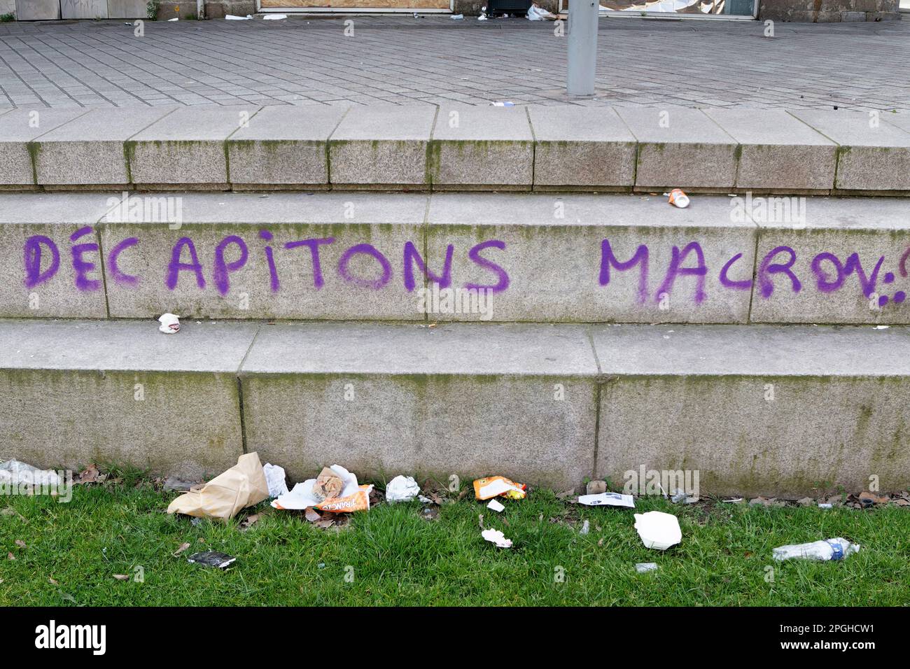 "Lasst uns Macron enthaupten." "extrem gewalttätiger Slogan gegen die Rentenreform in Frankreich und den französischen Präsidenten in Nantes, Frankreich. Stockfoto