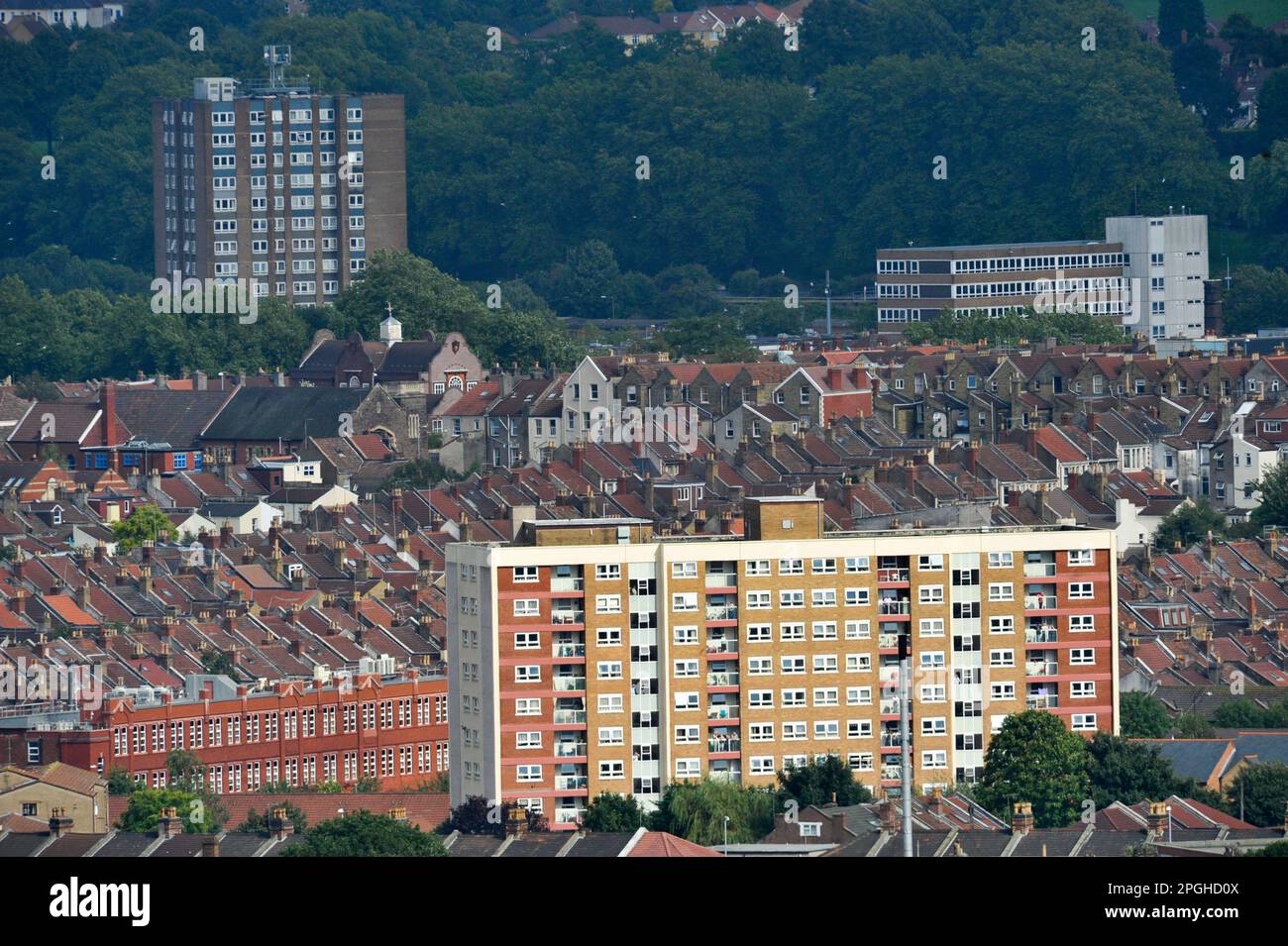 Aktenfoto vom 08. Oktober 08/2008 mit einer allgemeinen Ansicht von Häusern und Turmblöcken in Bristol. Die vorgeschriebene Höhe für neue Gebäude mit einer obligatorischen zweiten Treppe sollte gesenkt werden, wie eine Koalition von Architekten, Feuerschutz- und Behindertenorganisationen gesagt hat. Ausgabedatum: Donnerstag, 23. März 2023. Stockfoto