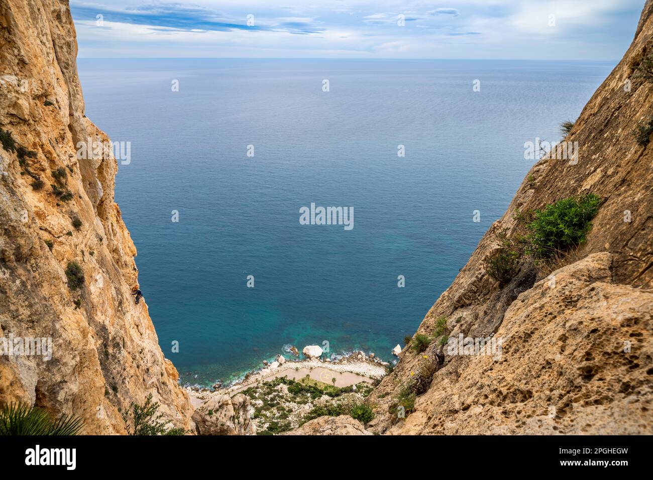 Klettern im Penyal d'IFAC-Nationalpark in Calp bei Alicante, Spanien Stockfoto