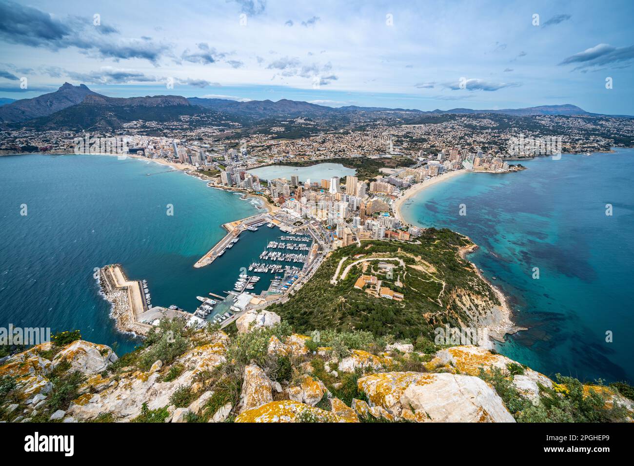 Vom Penyal d'IFAC-Nationalpark, Spanien, aus blickt man auf Calp City Stockfoto