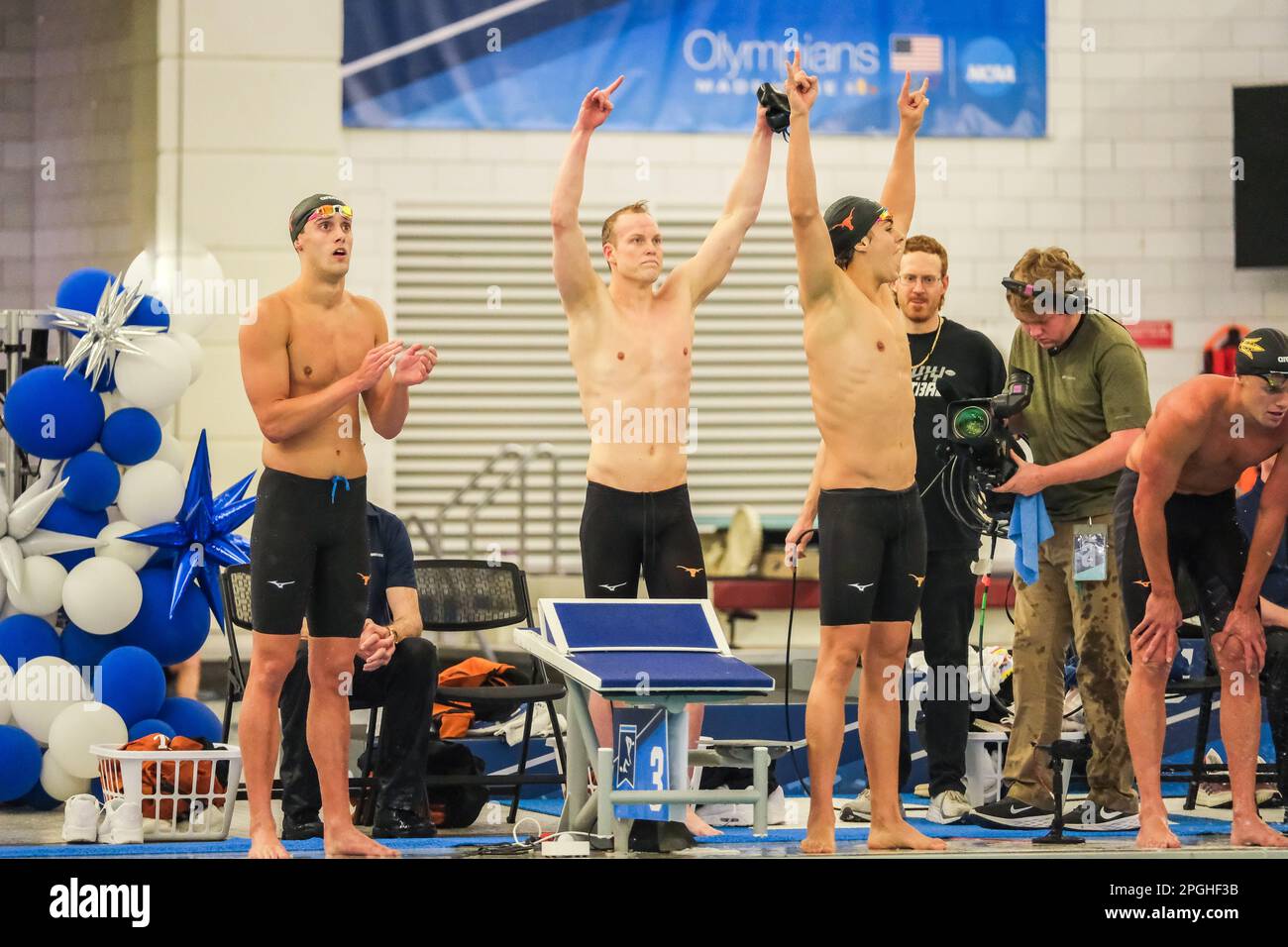 Minneapolis, Minnesota, USA. 22. März 2023. Texas Longhorns feiern den 800-Yard-Freestyle-Staffel bei den NCAA-Schwimm- und Tauchmeisterschaften 2023 in Minneapolis, Minnesota. Texas hat einen neuen NCAA-Rekord von 6:03,42 aufgestellt. (Kreditbild: © Steven Garcia/ZUMA Press Wire) NUR REDAKTIONELLE VERWENDUNG! Nicht für den kommerziellen GEBRAUCH! Stockfoto