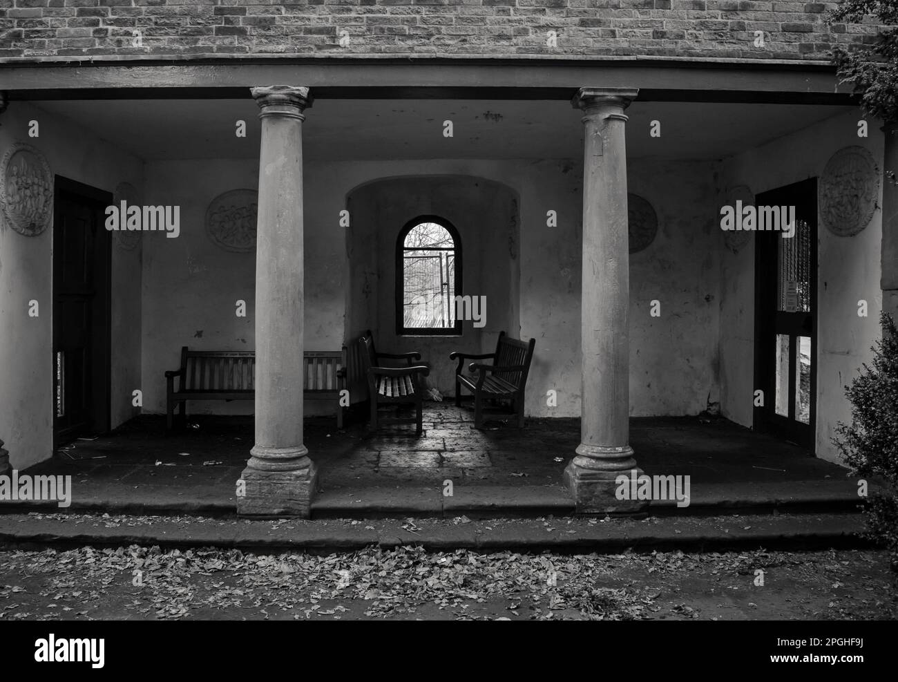 Schwarzweißbild eines viktorianischen Außengebäudes im wollaton Park nottingham Stockfoto
