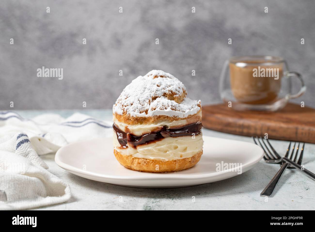 Kuchen mit Sahne und flüssiger Schokoladenfüllung. Puderzucker-Kuchen. Stockfoto