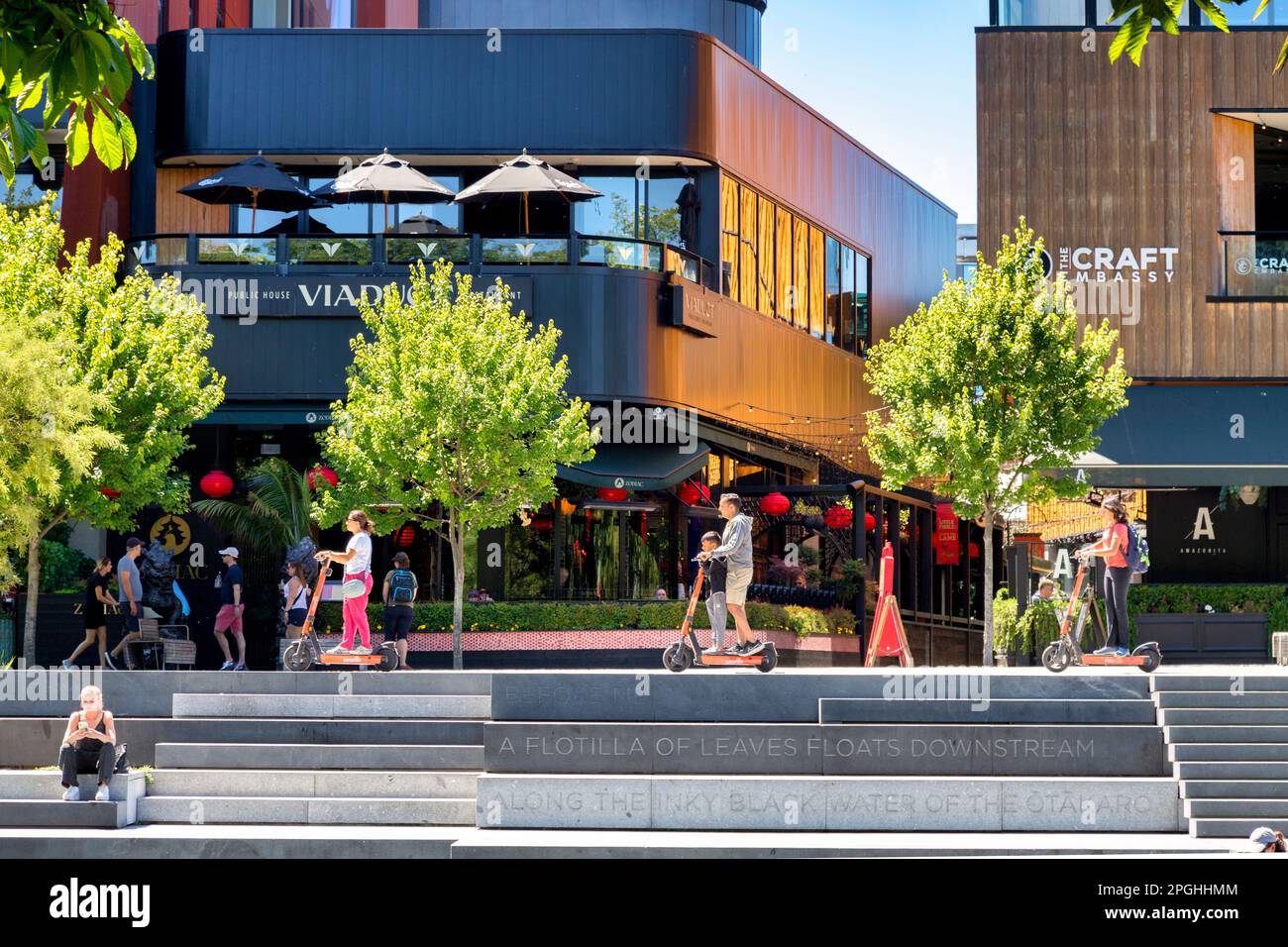 29. Dezember 2022: Christchurch. Neuseeland - Elektroroller werden auf der Terrasse gefahren, Entwicklung am Ufer des Flusses Avon. Stockfoto