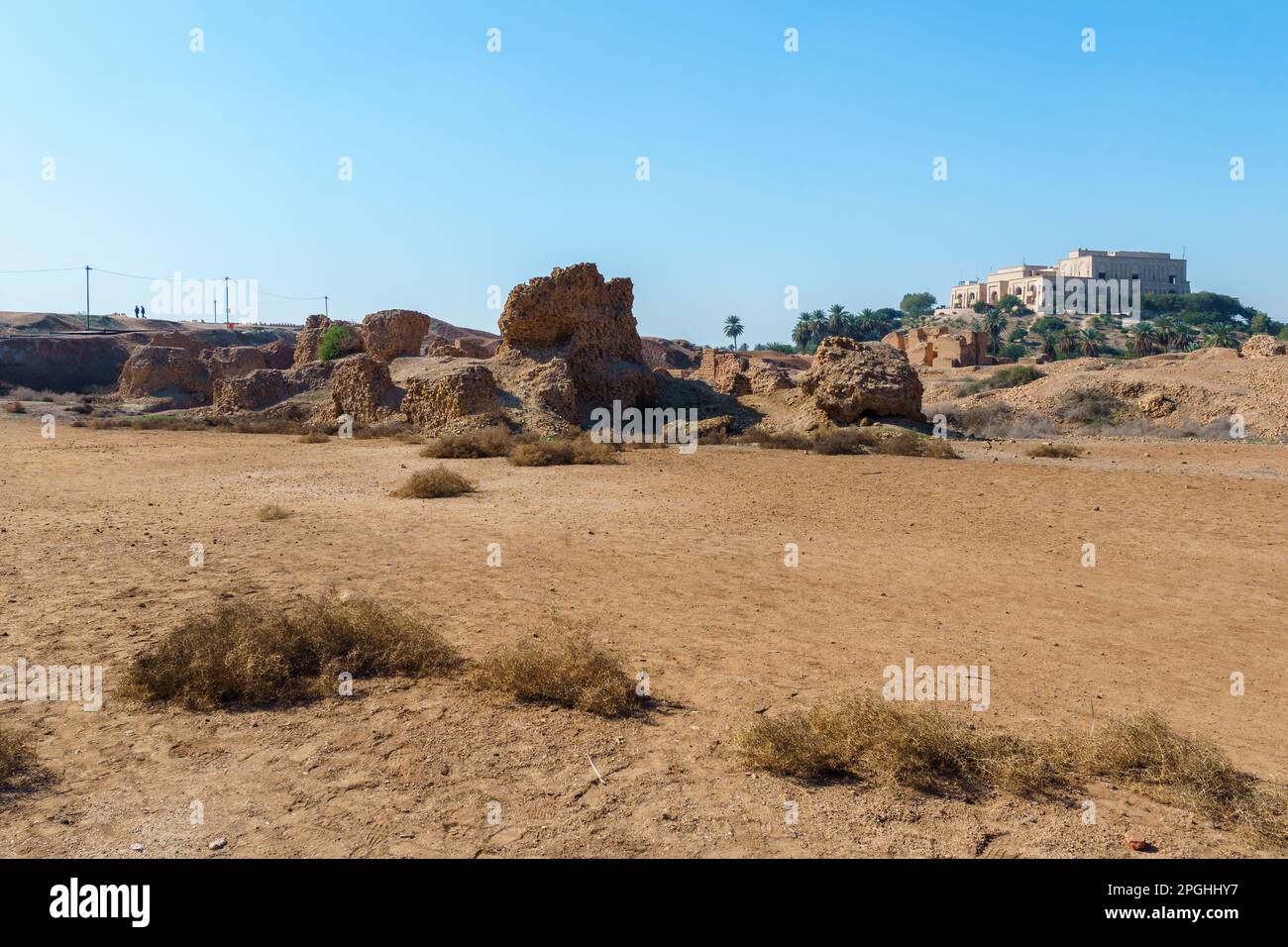 Babylon, Irak - 11. Februar 2023: Landschaftsbreite des Präsidentenpalastes von Saddam Hussein mit Blick auf die historischen Babylon-Ruinen, die in verwandelt sind Stockfoto