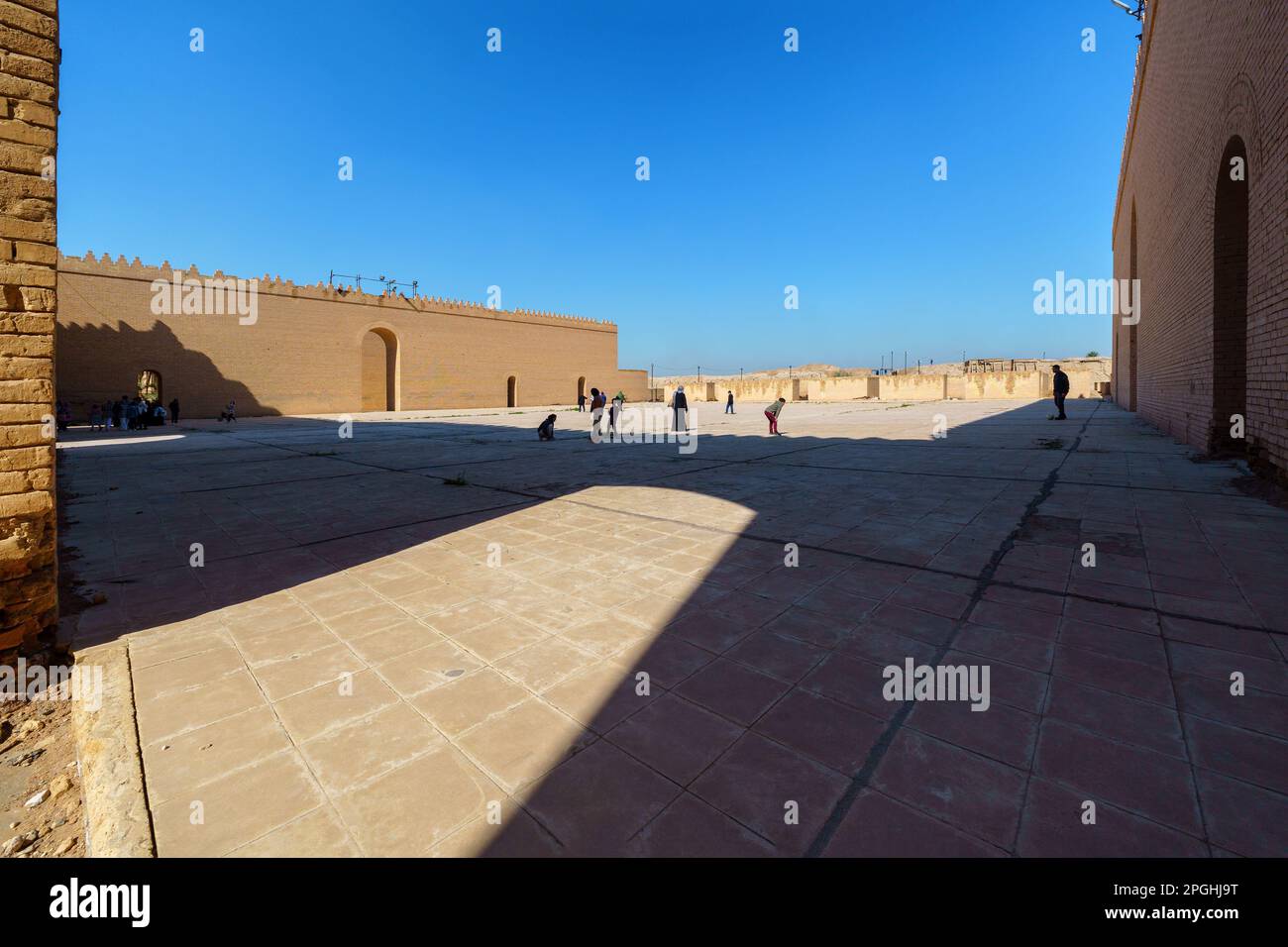 Babylon, Irak - 11. Februar 2023: Weitwinkel des Palastes von Nebuchadnezar. Stockfoto