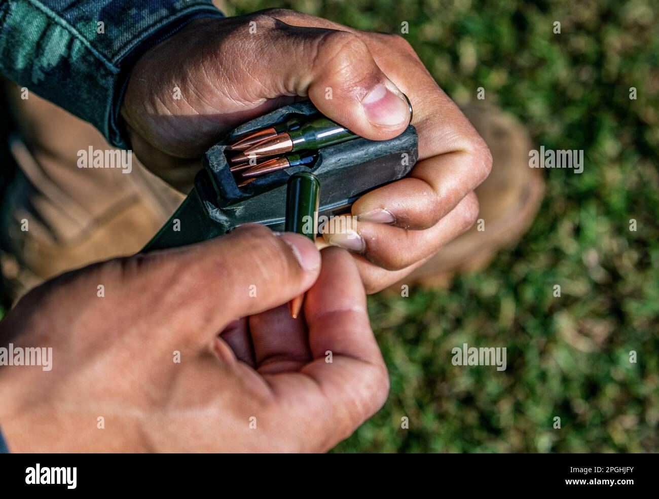 HECHI, CHINA - 22. MÄRZ 2023 - bewaffnete Polizeibeamte laden Kugeln in Hechi City, Südchina Autonome Region Guangxi Zhuang, 22. März 2023. Stockfoto