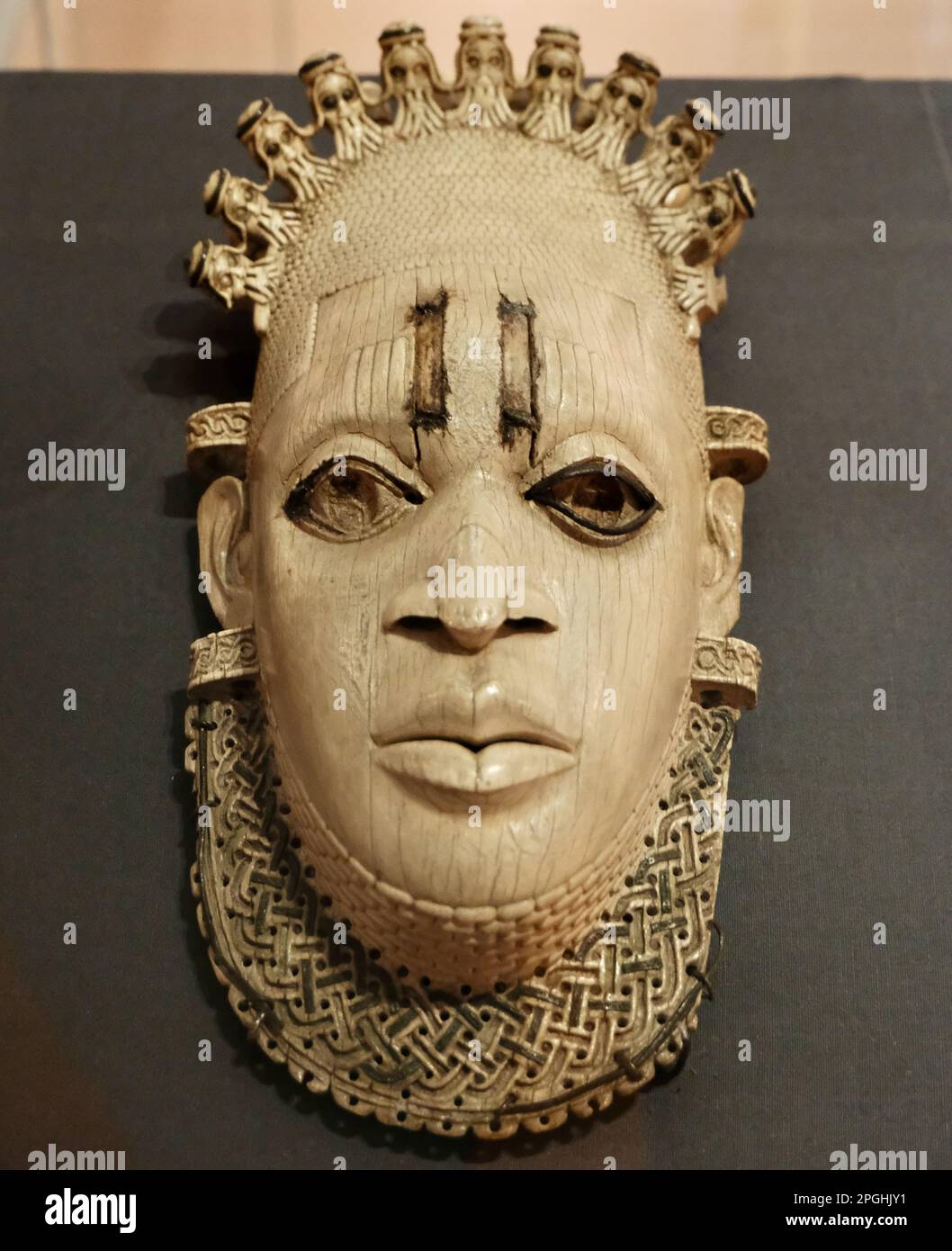 Eine Nahaufnahme einer Benin Elfenbein Maske mit komplexen Designs und Schnitzereien Stockfoto