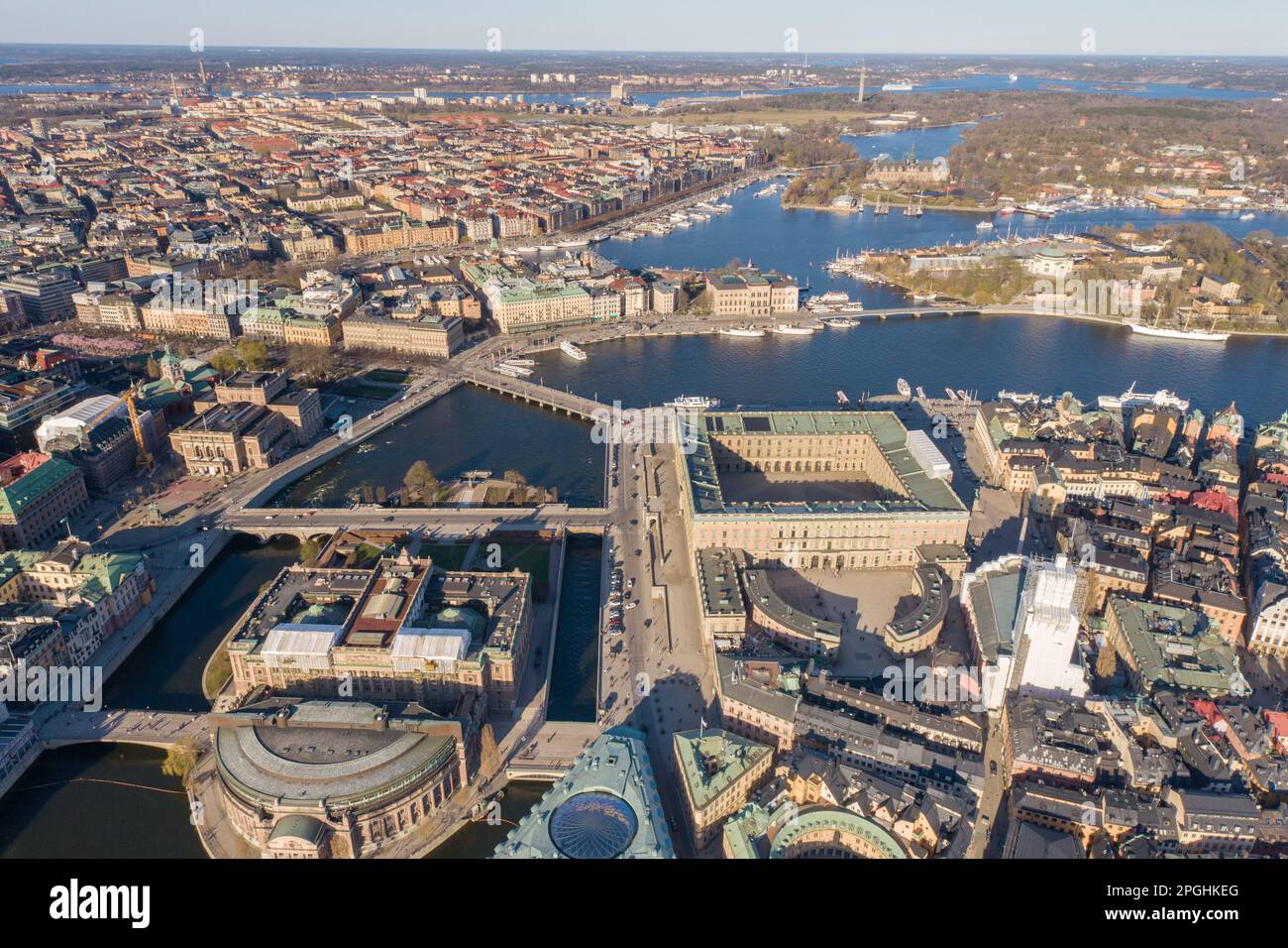 Stockholmer Altstadt und Königspalast im Hintergrund. Es befindet sich auf der Insel Gamla Stan in Stockholm, Schweden. Drohnen-Perspektive Stockfoto