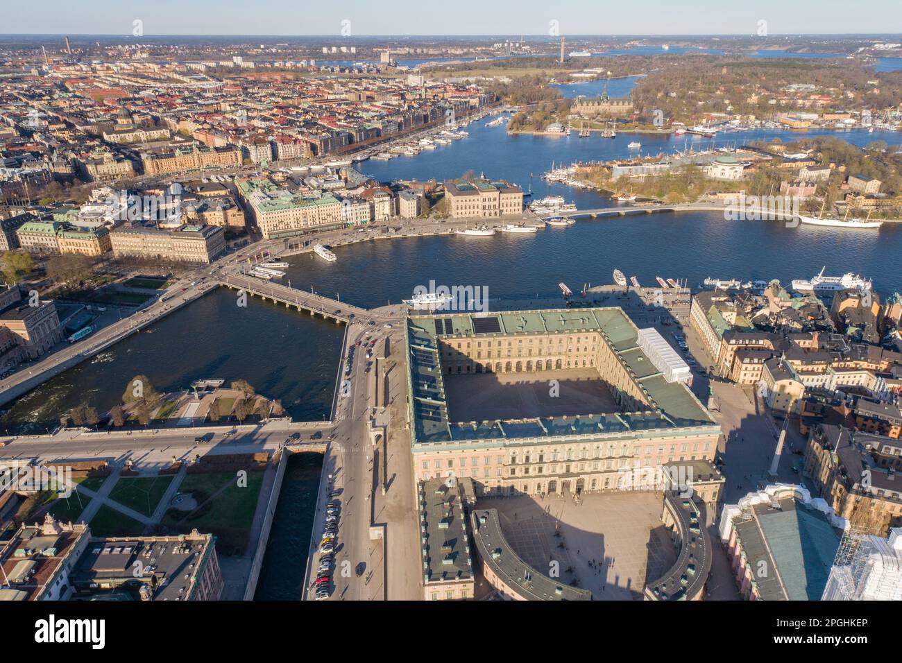 Stockholmer Altstadt und Königspalast im Hintergrund. Es befindet sich auf der Insel Gamla Stan in Stockholm, Schweden. Drohnen-Perspektive Stockfoto