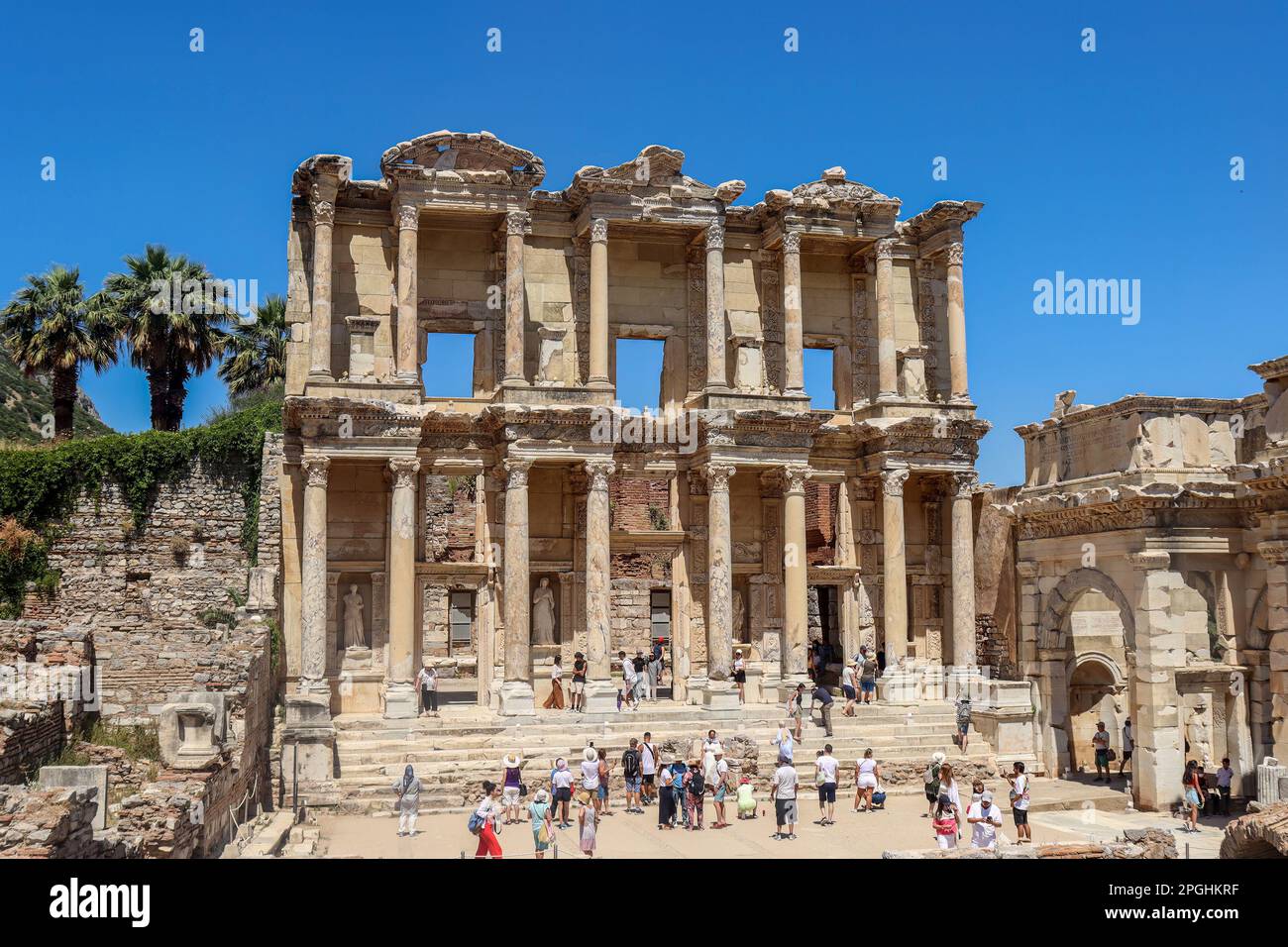 EPHESUS/TÜRKEI - 03. Juli 2022: Die Celsus-Bibliothek in Ephesus. Truthahn Stockfoto