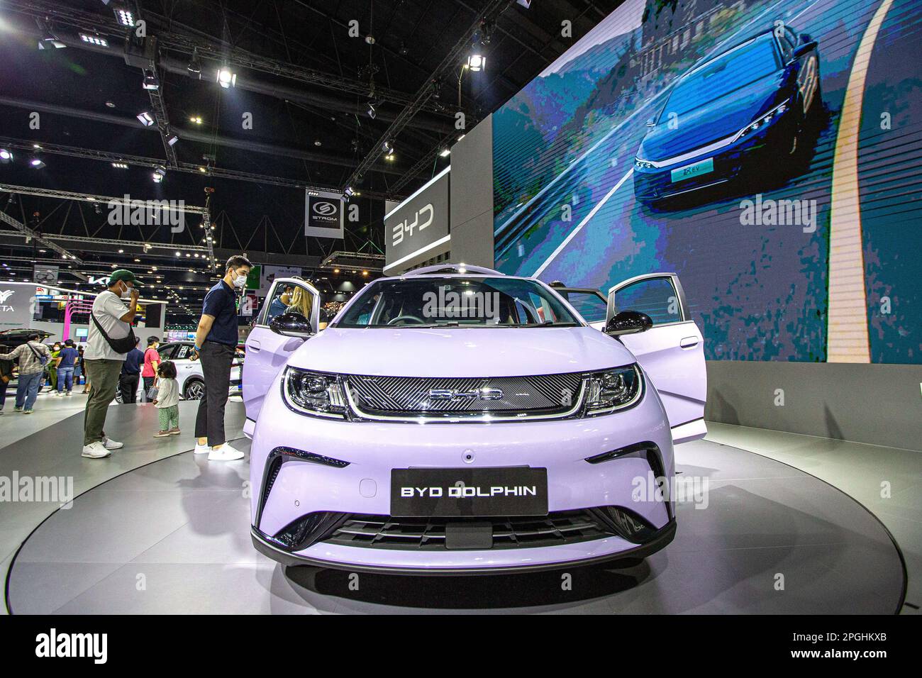 Bangkok, Thailand. 22. März 2023. Besucher sehen einen BYD-Delfin während der Bangkok International Motor Show 44. in Bangkok, Thailand, 22. März 2023. Die Bangkok International Motor Show 44. begann hier am Mittwoch und dauert bis zum 2. April. Kredit: Wang Teng/Xinhua/Alamy Live News Stockfoto