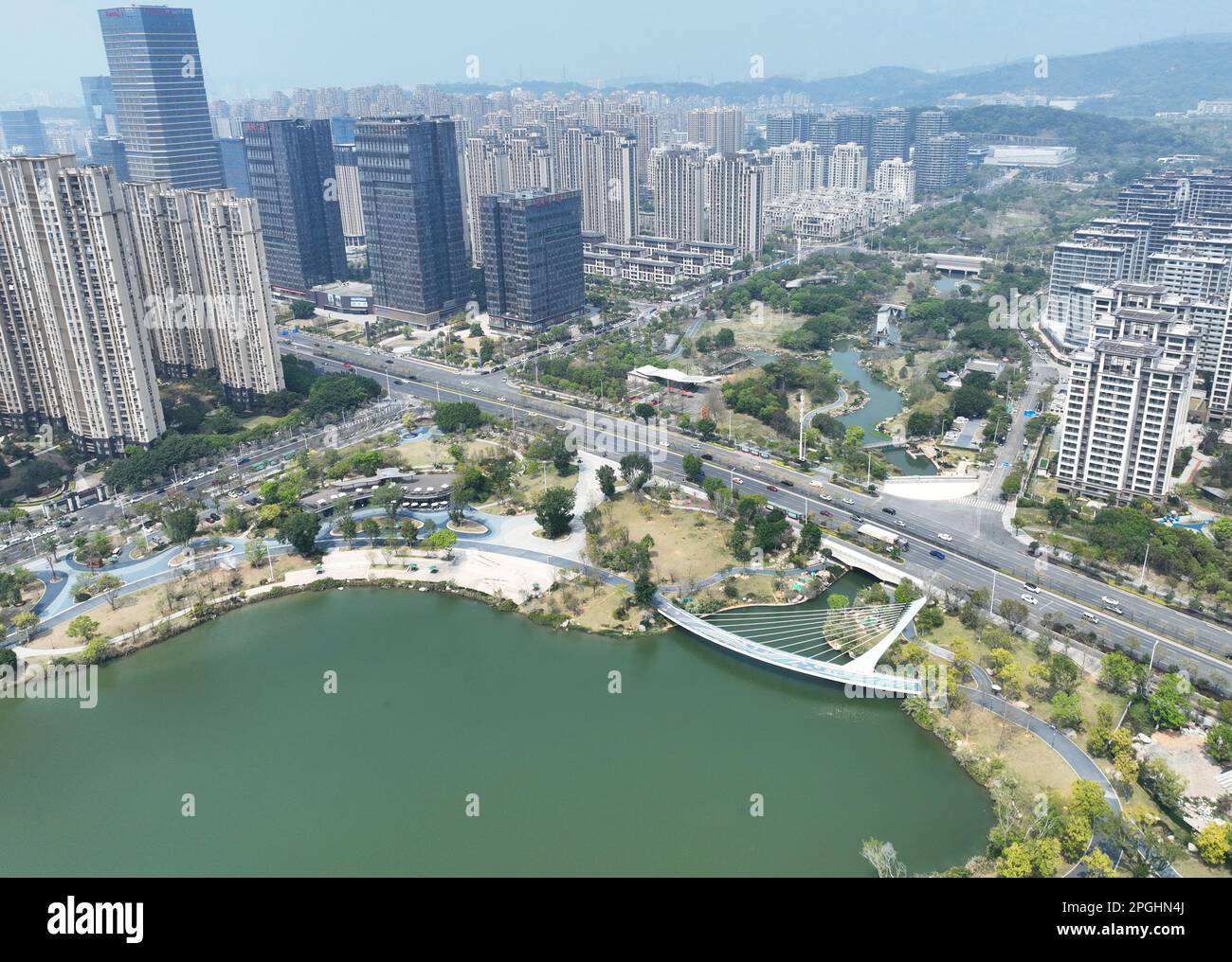 Fuzhou. 22. März 2023. Dieses Luftfoto wurde am 22. März 2023 aufgenommen und zeigt einen Blick auf den Jin'an Park, einen ökologischen Korridor in der Innenstadt von Fuzhou, der südöstlichen chinesischen Provinz Fujian. Fuzhou im Südosten Chinas verfügt über mehr als 100 Binnenwasserstraßen. In den letzten Jahren hat sich die Stadt auch auf die Entwicklung künstlicher Seen und die umfassende Bewirtschaftung lokaler Wassergebiete konzentriert. Durch die Förderung der Wasserzirkulation zwischen Seen und Wasserstraßen hat sie eine „Flusswirtschaft“ angekurbelt und gleichzeitig die Fortschritte bei der Verbesserung der lebensfähigkeit in den Städten beschleunigt. Kredit: Lin Shanchuan/Xinhua/Alamy Live News Stockfoto