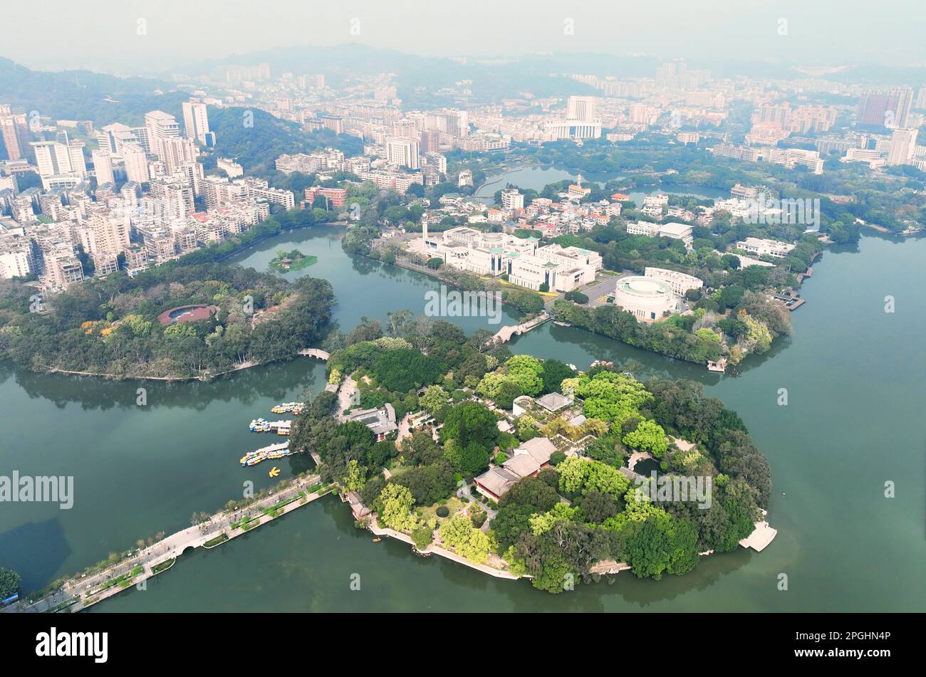 Fuzhou. 22. März 2023. Dieses Luftfoto wurde am 22. März 2023 aufgenommen und zeigt einen Blick auf den West Lake Park in Fuzhou, der Provinz Fujian im Südosten Chinas. Fuzhou im Südosten Chinas verfügt über mehr als 100 Binnenwasserstraßen. In den letzten Jahren hat sich die Stadt auch auf die Entwicklung künstlicher Seen und die umfassende Bewirtschaftung lokaler Wassergebiete konzentriert. Durch die Förderung der Wasserzirkulation zwischen Seen und Wasserstraßen hat sie eine „Flusswirtschaft“ angekurbelt und gleichzeitig die Fortschritte bei der Verbesserung der lebensfähigkeit in den Städten beschleunigt. Kredit: Lin Shanchuan/Xinhua/Alamy Live News Stockfoto