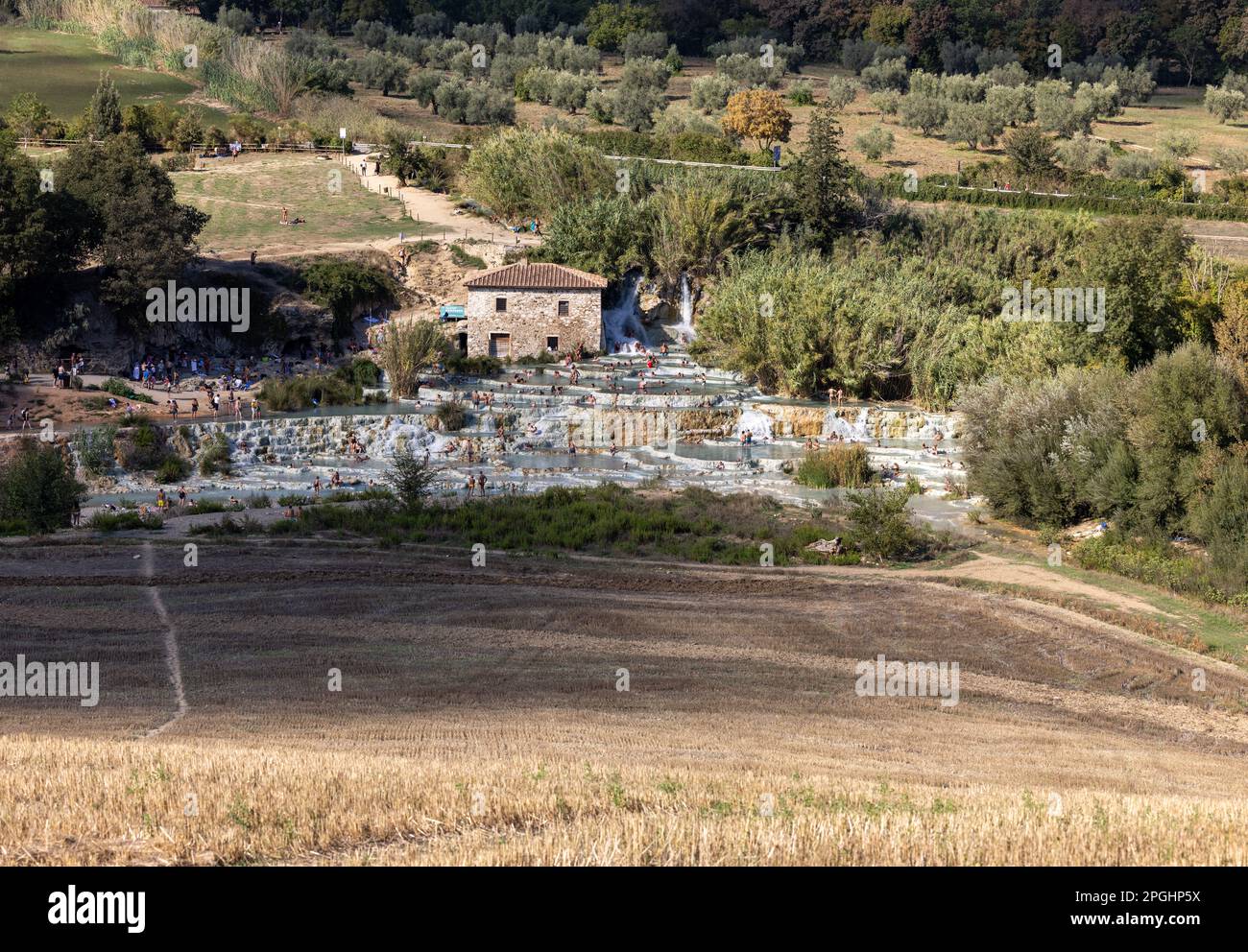 Saturnia, Italien - 13. September 2022: Die Menschen baden in den heißen Quellen der Saturnia Therme, Saturnia, Toskana, Italien Stockfoto